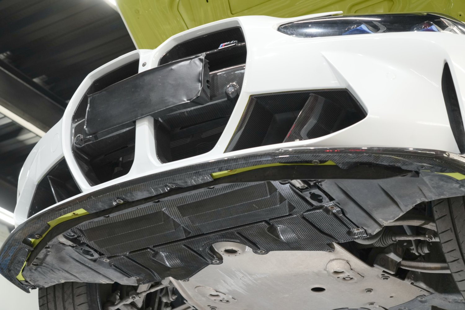 Dry-Carbon Unterbodenschutz mit Aerodynamik-Design passend für BMW M2 G87, M3 G80/G81, M4 G82/G83 – Leichtbau-Diffusorboden