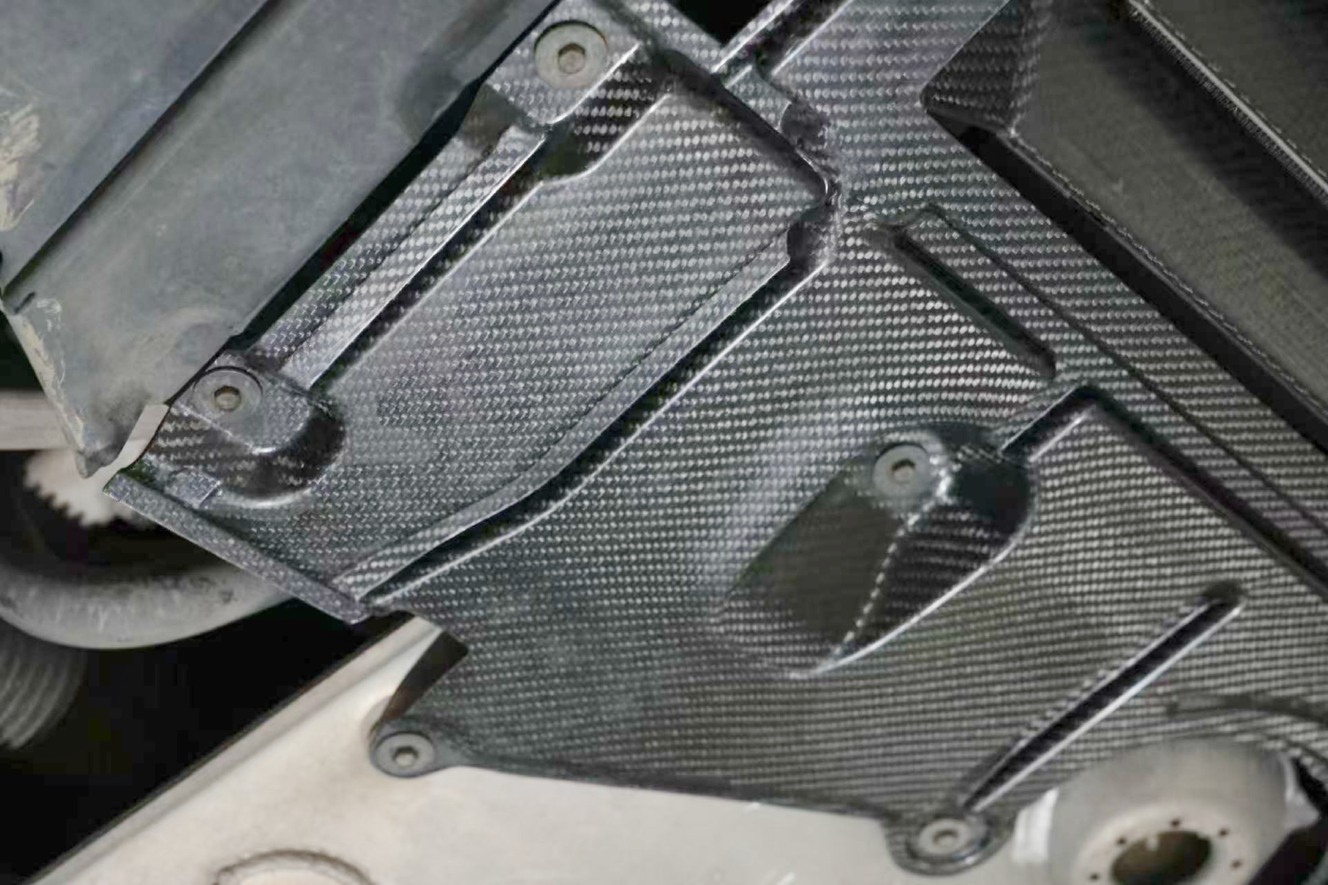 Dry-Carbon Unterbodenschutz mit Aerodynamik-Design passend für BMW M2 G87, M3 G80/G81, M4 G82/G83 – Leichtbau-Diffusorboden