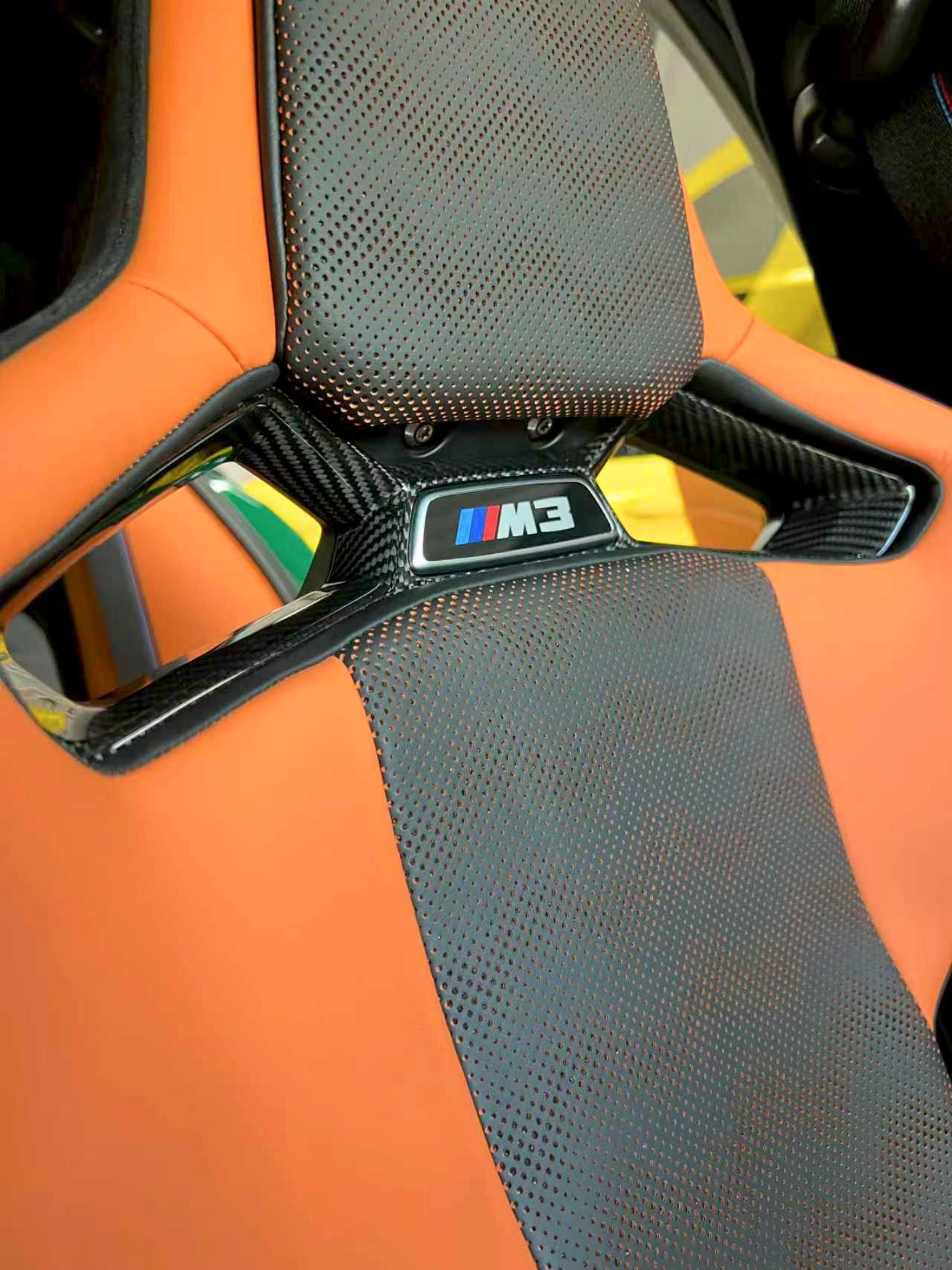 Dry-Carbon Sitzmittel-Cover passend für BMW M2 G87 / M3 G80 G81 / M4 G82 G83 – Carbon-Innenraum