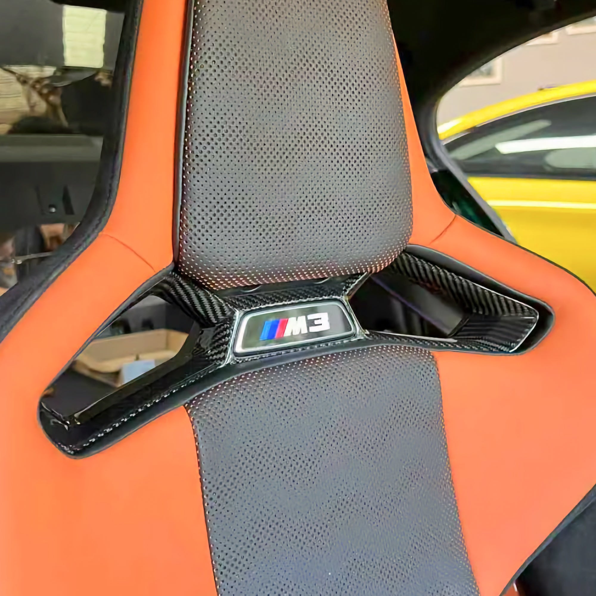 Dry-Carbon Sitzmittel-Cover passend für BMW M2 G87 / M3 G80 G81 / M4 G82 G83 – Carbon-Innenraum