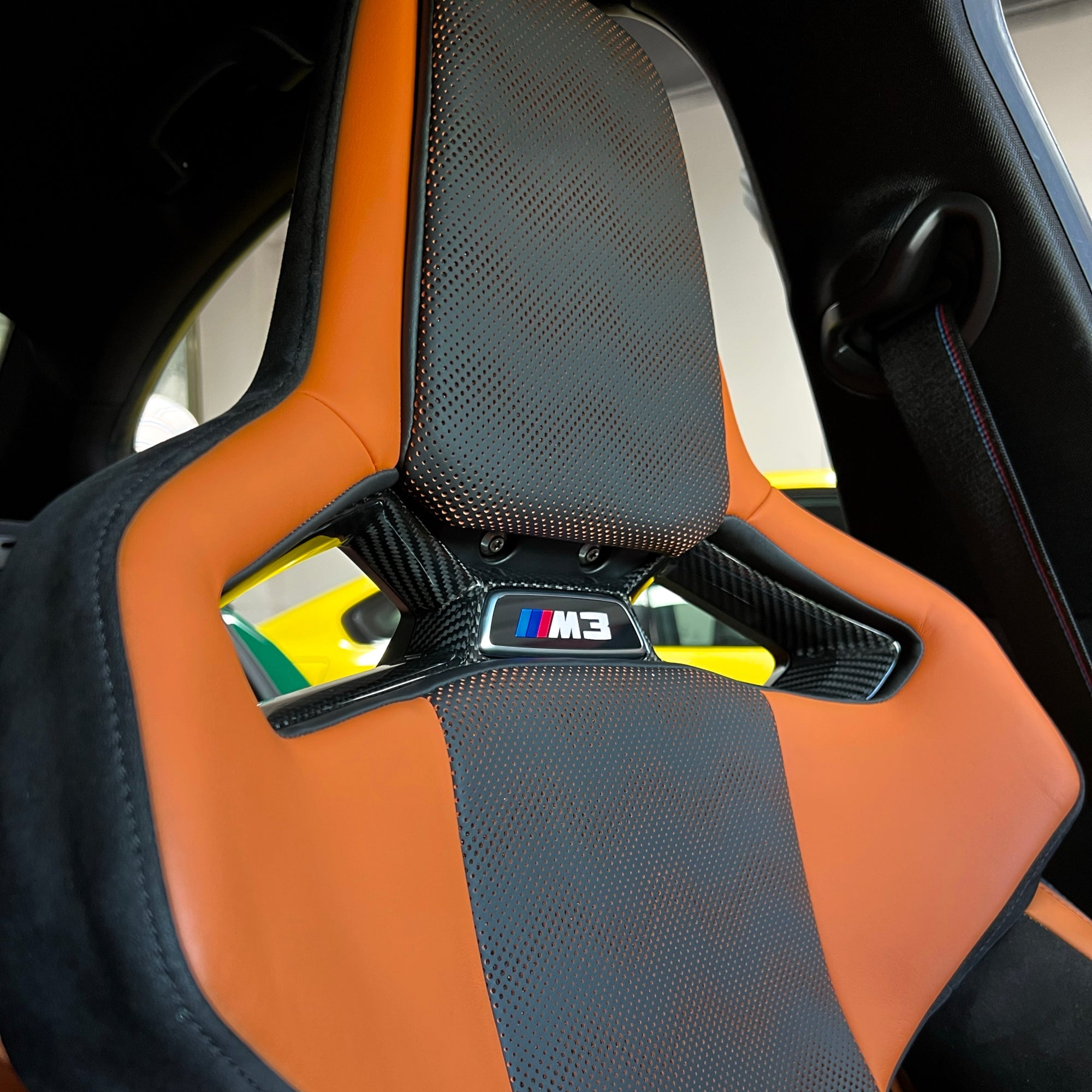 Dry-Carbon Sitzmittel-Cover passend für BMW M2 G87 / M3 G80 G81 / M4 G82 G83 – Carbon-Innenraum