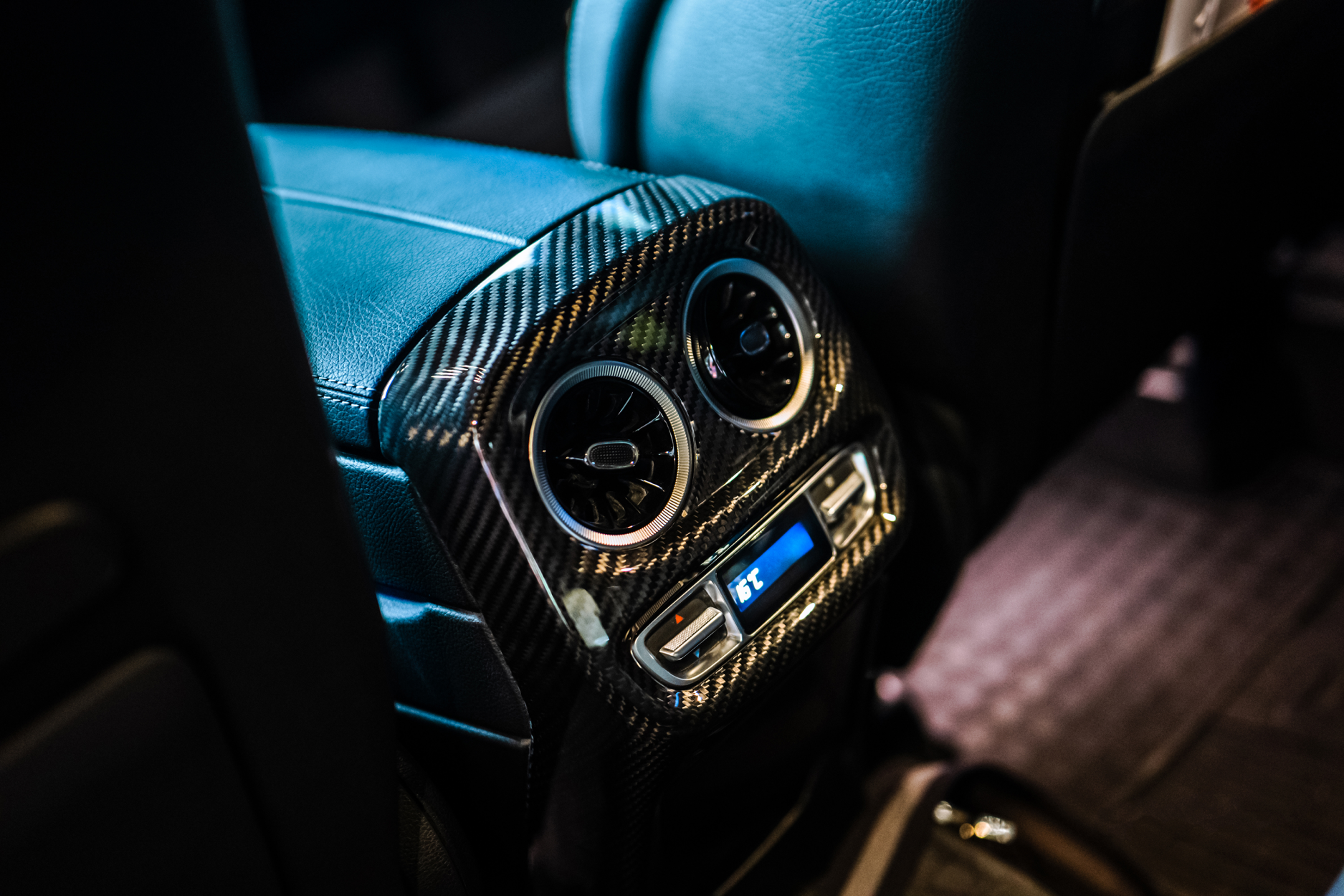 Dry-Carbon Mittelkonsolen Cover Hinten passend für Mercedes-Benz G-Klasse W465 – Fond in Carbon