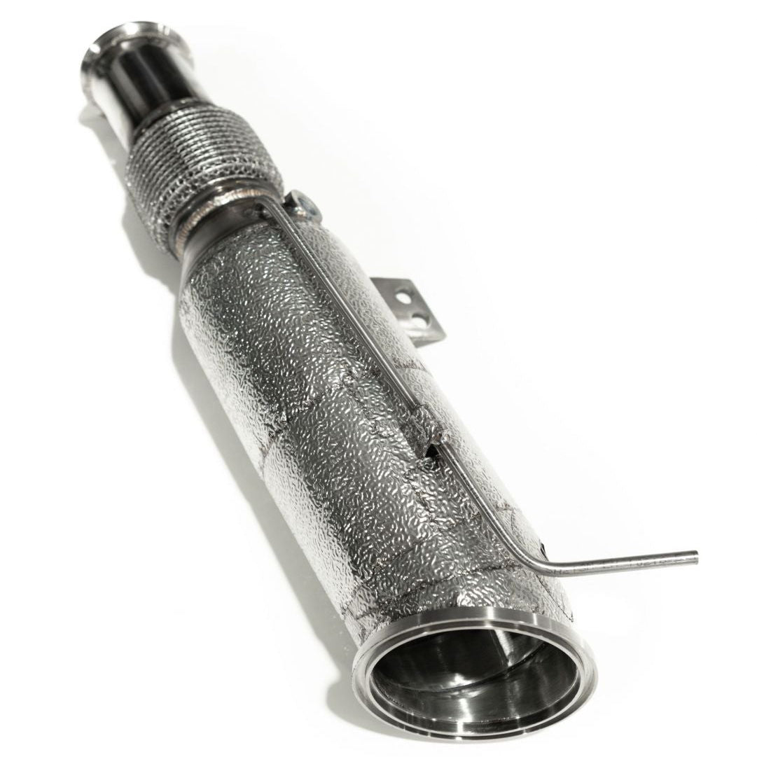Aulitzky Sport-Downpipe für BMW 740i G11 G12 B58 OPF mit Sportkat, sichtbar auf einem dunklen Fahrzeug.