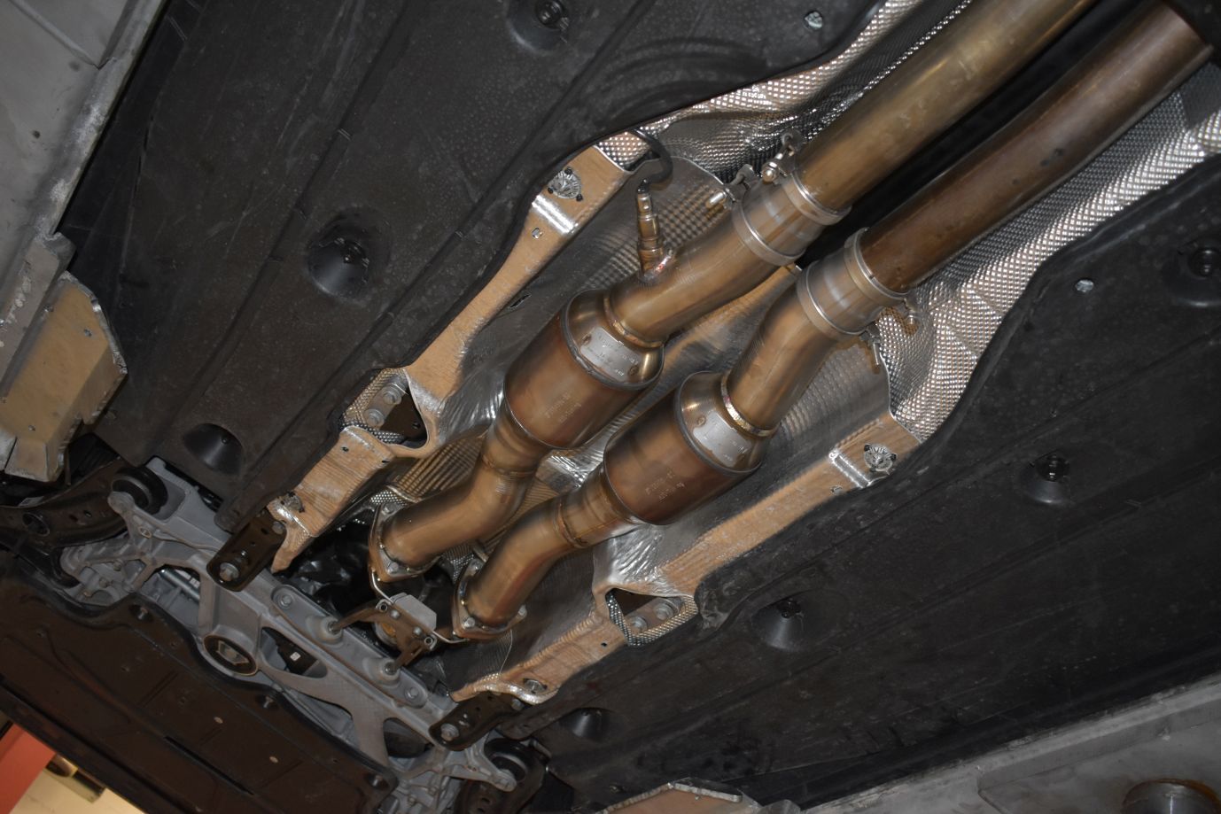 Aulitzky Downpipe für Audi RS3 8V 400PS, sportliche Abgasanlage mit Teilegutachten, sichtbar im Bild.