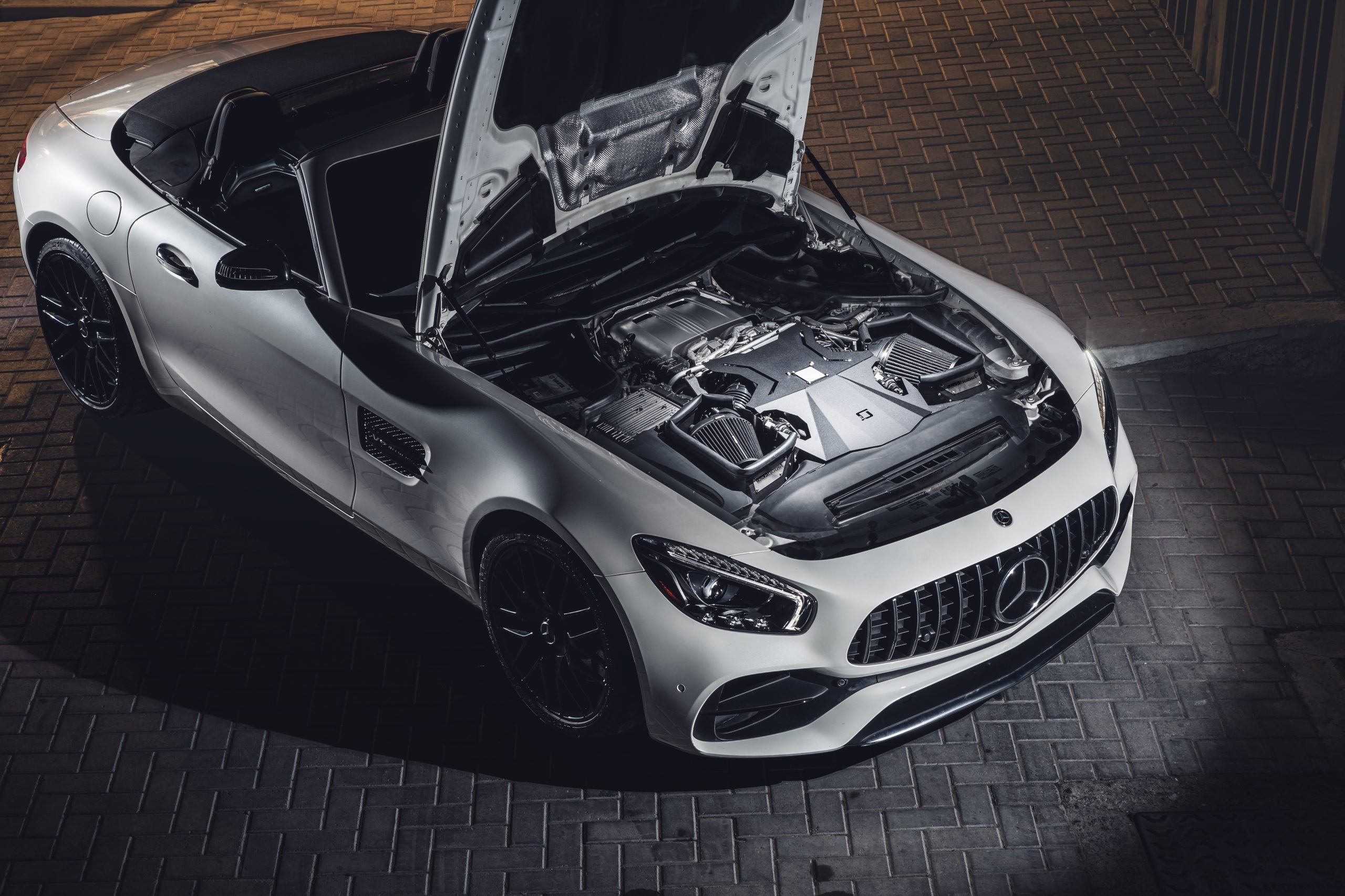 Schwarzes Cold Air Intake Ansaugsystem für Mercedes AMG GT, GTS, GTC, GTR von Aulitzky, zeigt Ansaugrohr und Filter.
