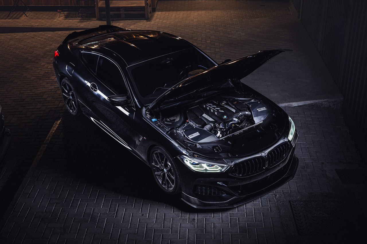 Aulitzky Blackboost Kaltluftansaugsystem für BMW M850i G15, Ansaugsystem mit schwarzem Luftfilter und Ansaugrohr.