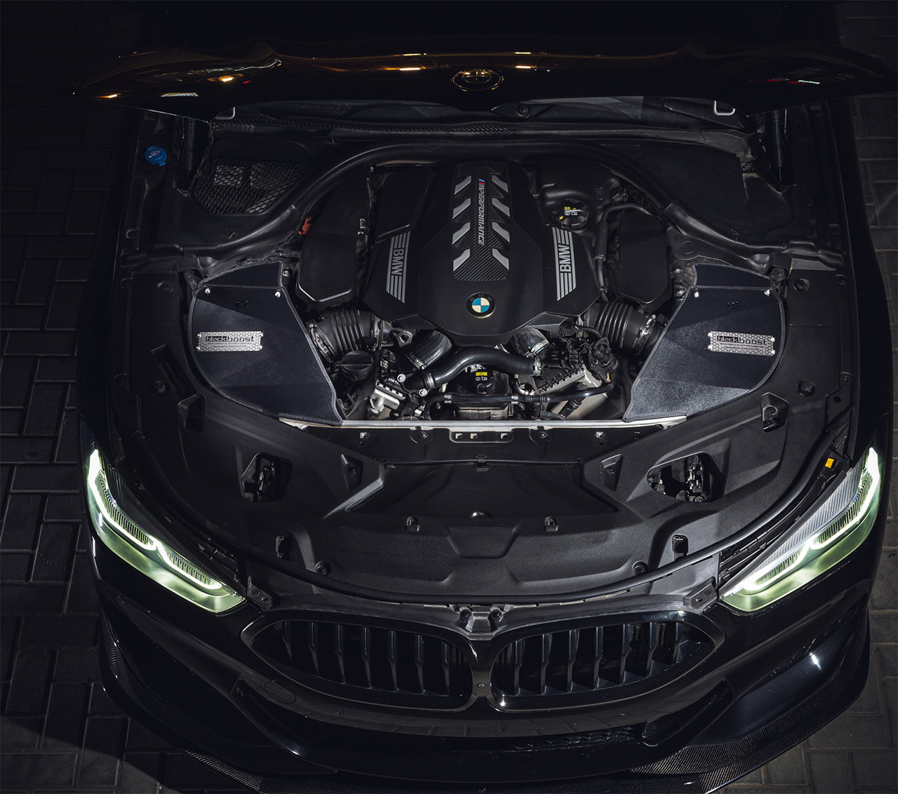 Aulitzky Blackboost Cold Air Intake für BMW M850i G15, Ansaugsystem mit schwarzem Luftfilter und rotem Schlauch, klar sichtbar.