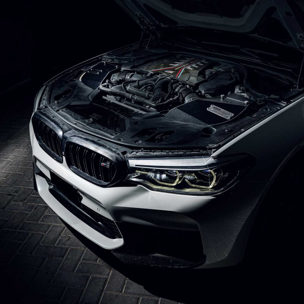 Schwarzes Aulitzky Blackboost Cold Air Intake Ansaugsystem für BMW M5/M8 F9x, zeigt das Ansaugrohr und Filterkomponenten