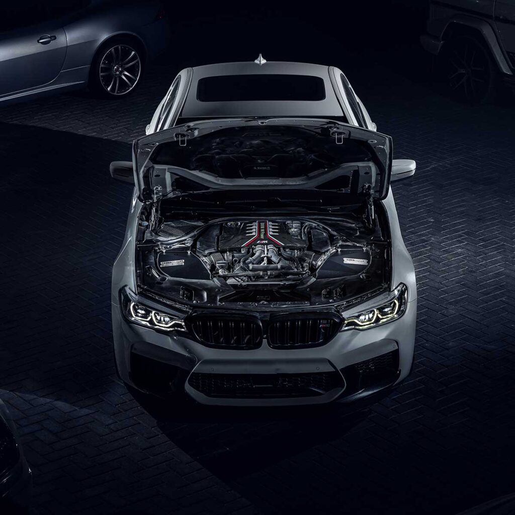 Aulitzky Blackboost Kaltluftansaugsystem für BMW M5/M8 F9x, Ansaugsystem mit schwarzen Kunststoffkomponenten, montiert im Motorraum