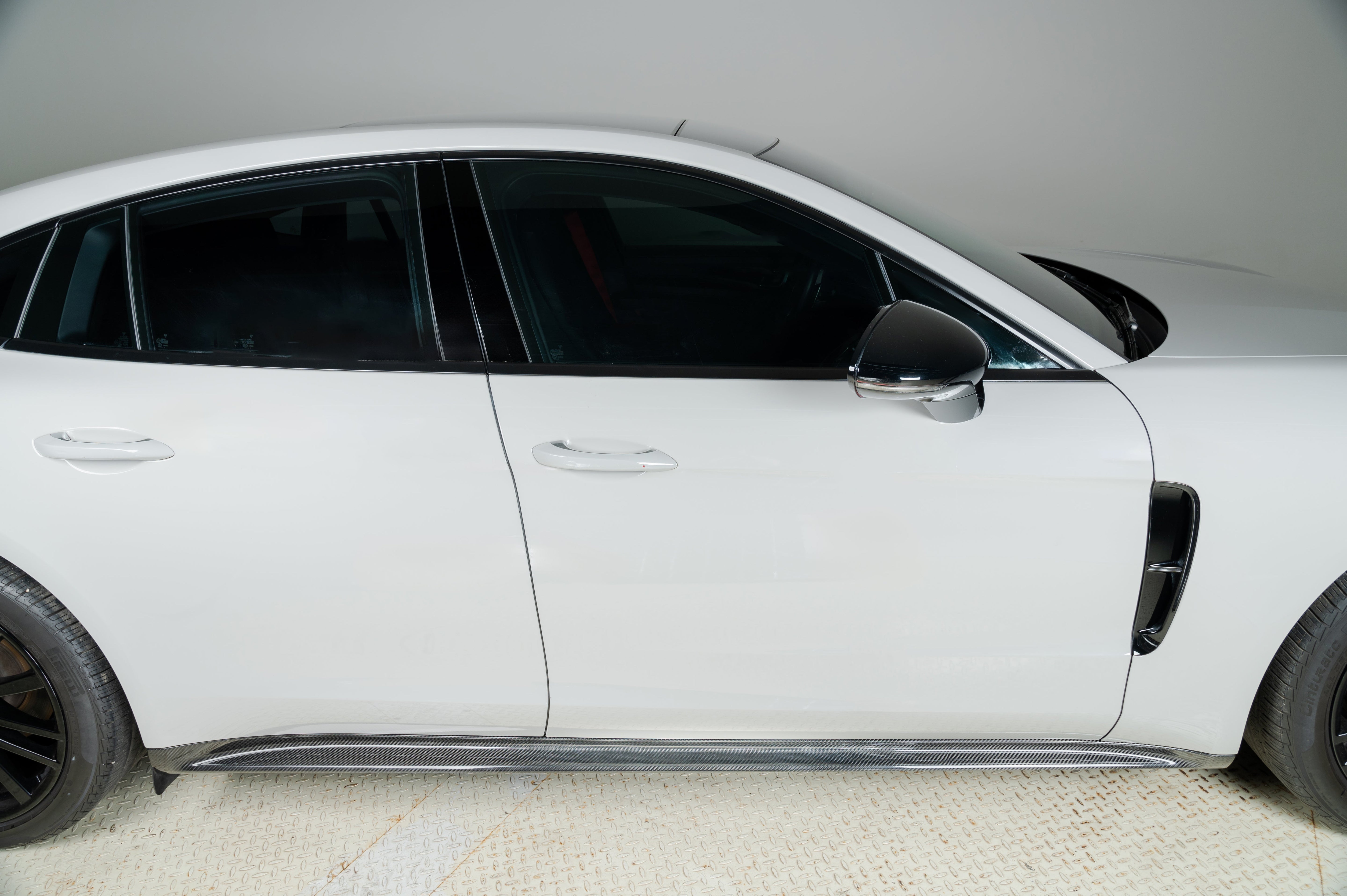 Carbon Seitenschweller passend für Porsche Panamera 971 – dynamische Seitenlinie