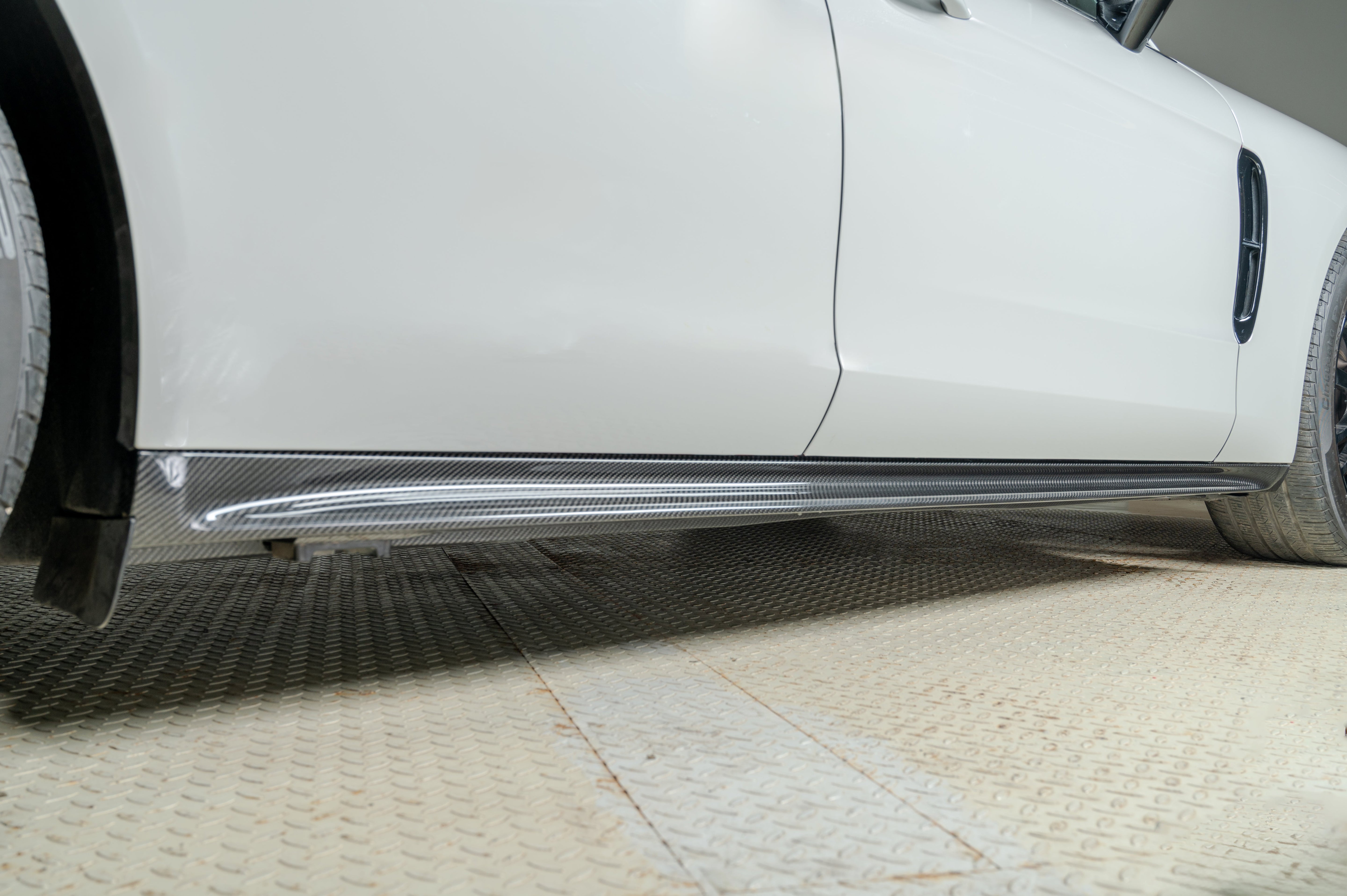 Carbon Seitenschweller passend für Porsche Panamera 971 – dynamische Seitenlinie