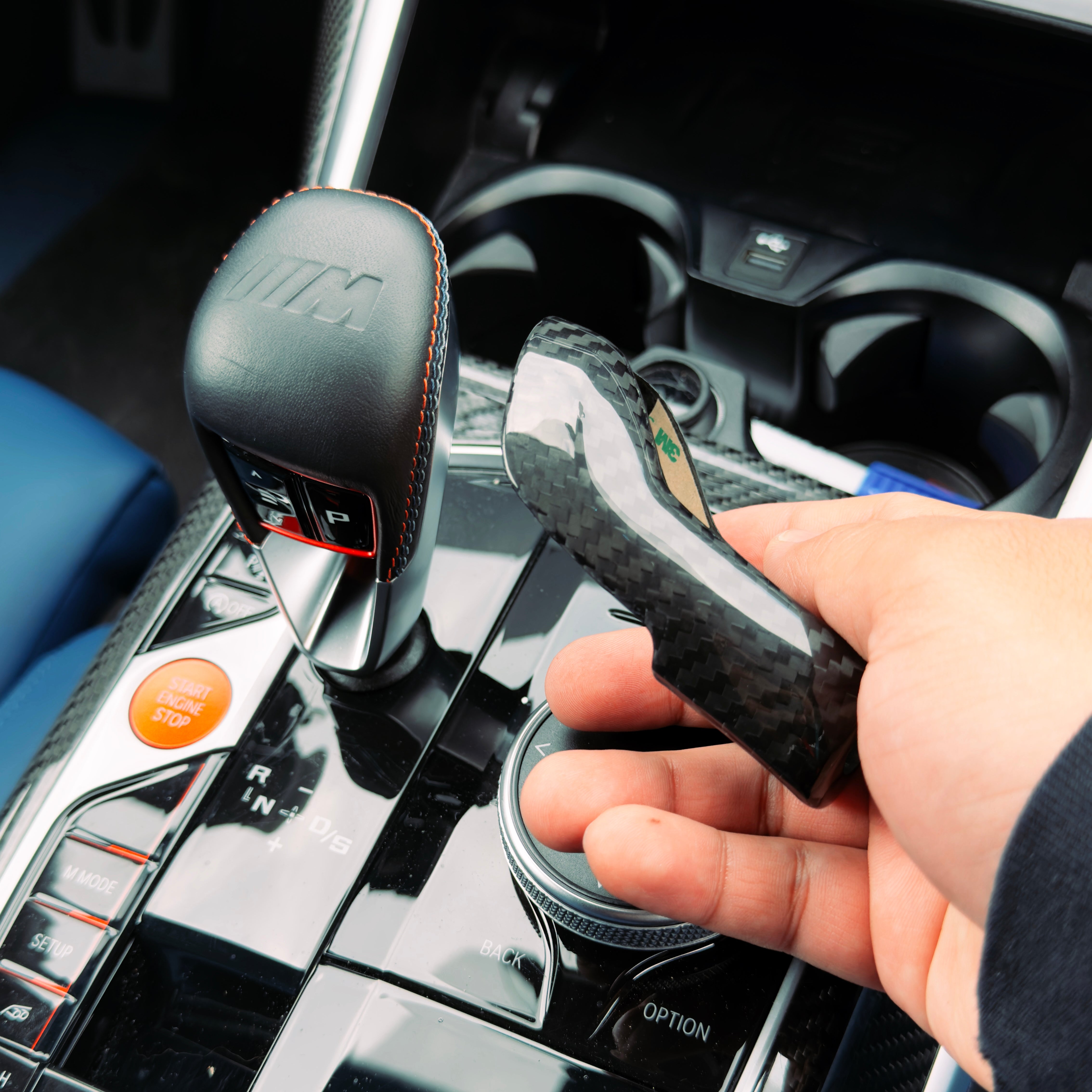 Dry-Carbon Schaltknauf Blenden passend für BMW M2 G87 / M3 G80 / G81 / M4 G82 / G83 / M8 F91 / F92 / F93 / X3M F97 / X4M F98 – Cockpit-Detail