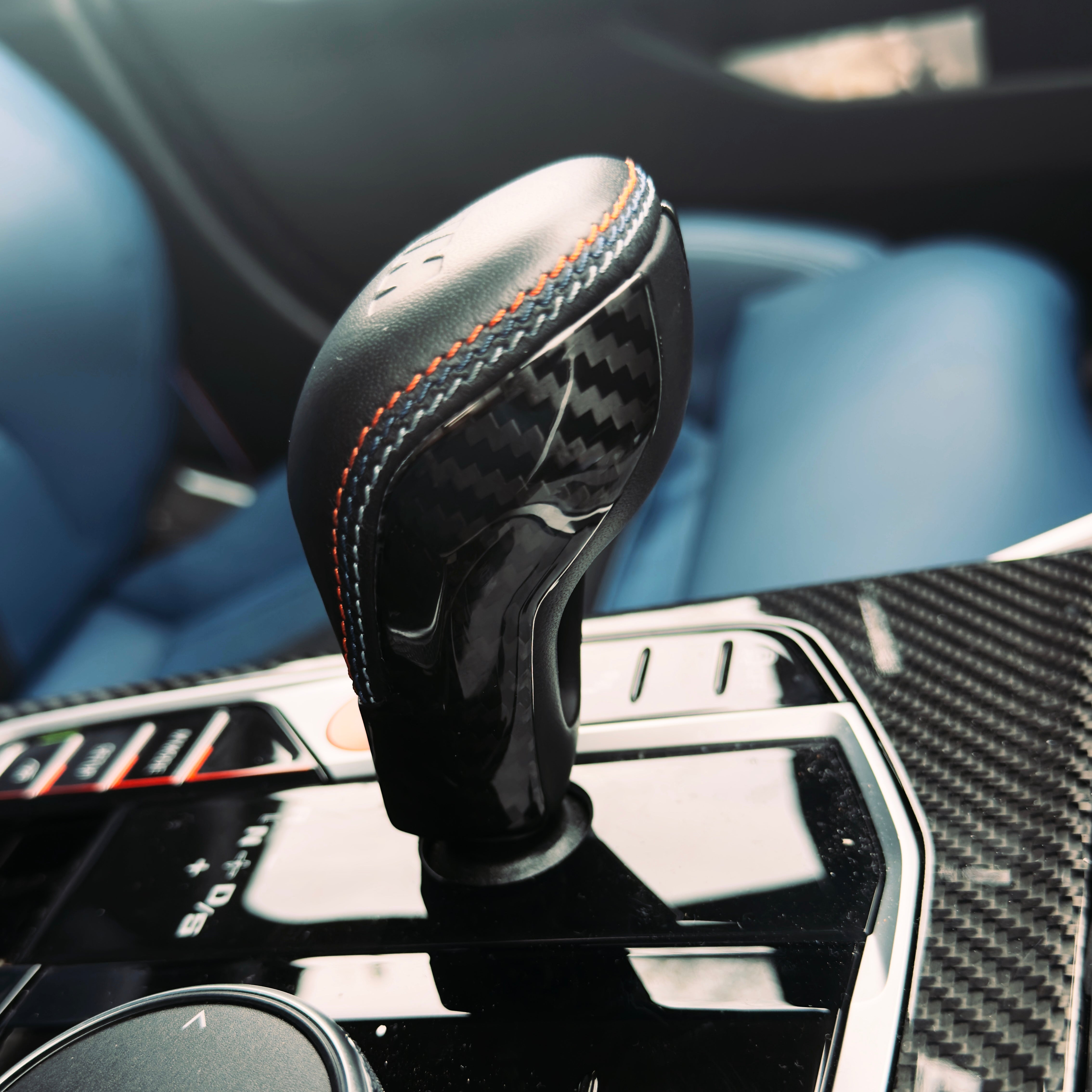 Dry-Carbon Schaltknauf Blenden passend für BMW M2 G87 / M3 G80 / G81 / M4 G82 / G83 / M8 F91 / F92 / F93 / X3M F97 / X4M F98 – Cockpit-Detail