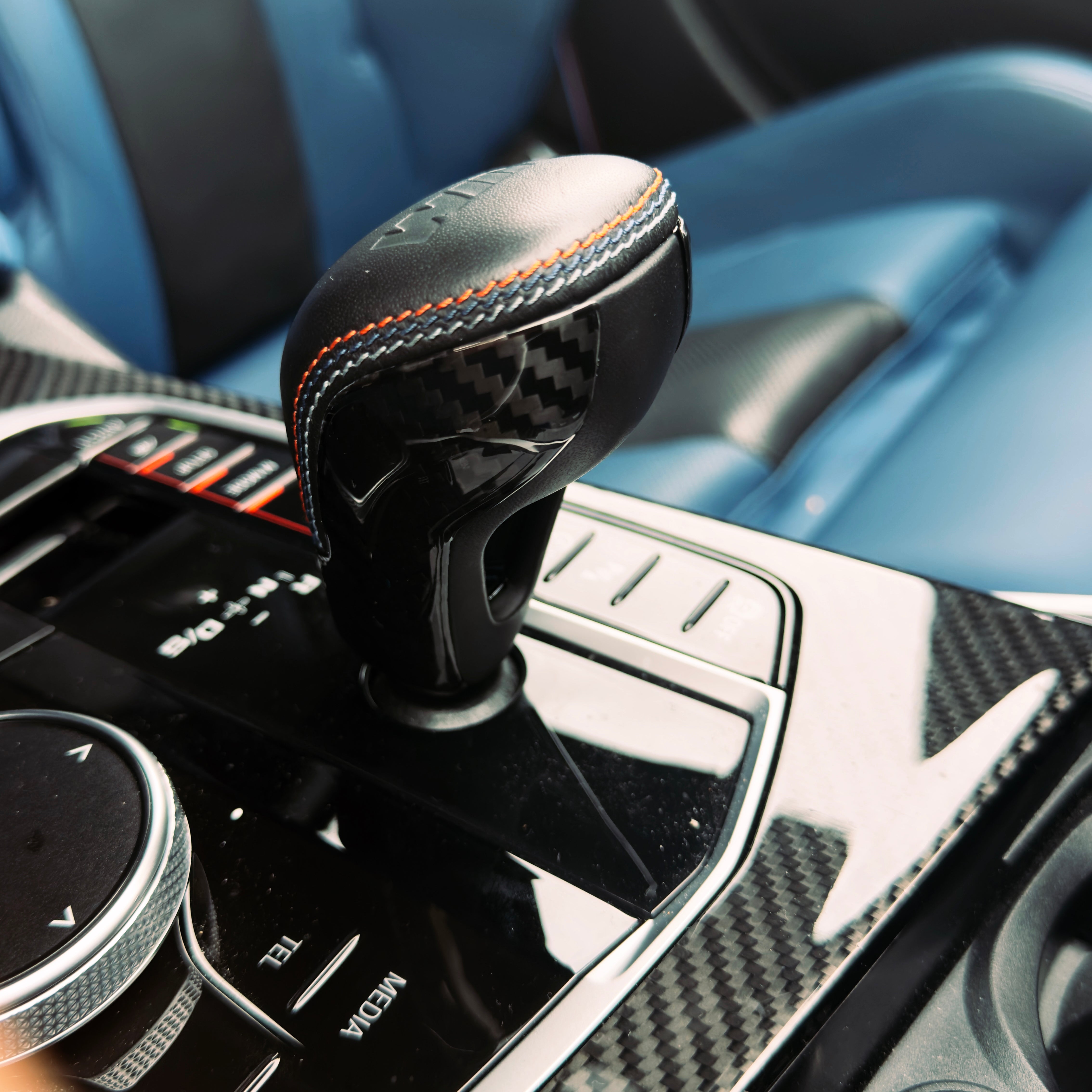 Dry-Carbon Schaltknauf Blenden passend für BMW M2 G87 / M3 G80 / G81 / M4 G82 / G83 / M8 F91 / F92 / F93 / X3M F97 / X4M F98 – Cockpit-Detail