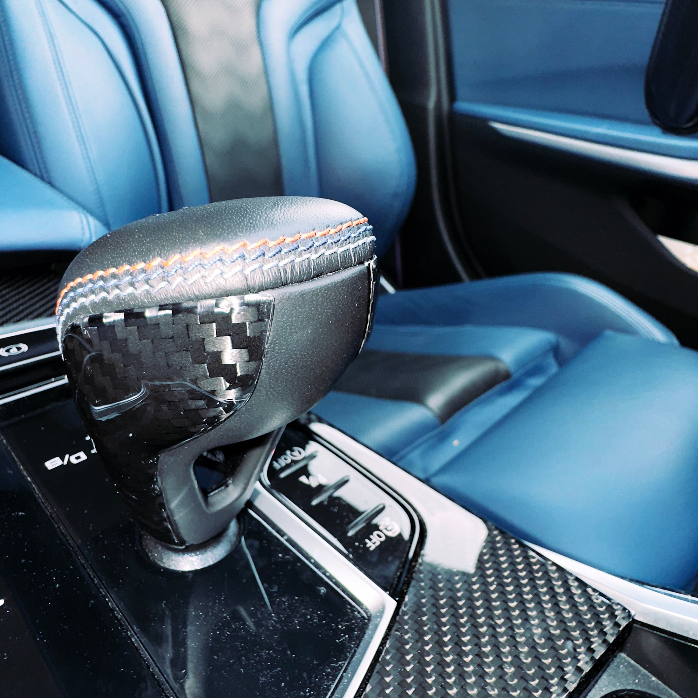 Dry-Carbon Schaltknauf Blenden passend für BMW M2 G87 / M3 G80 / G81 / M4 G82 / G83 / M8 F91 / F92 / F93 / X3M F97 / X4M F98 – Cockpit-Detail
