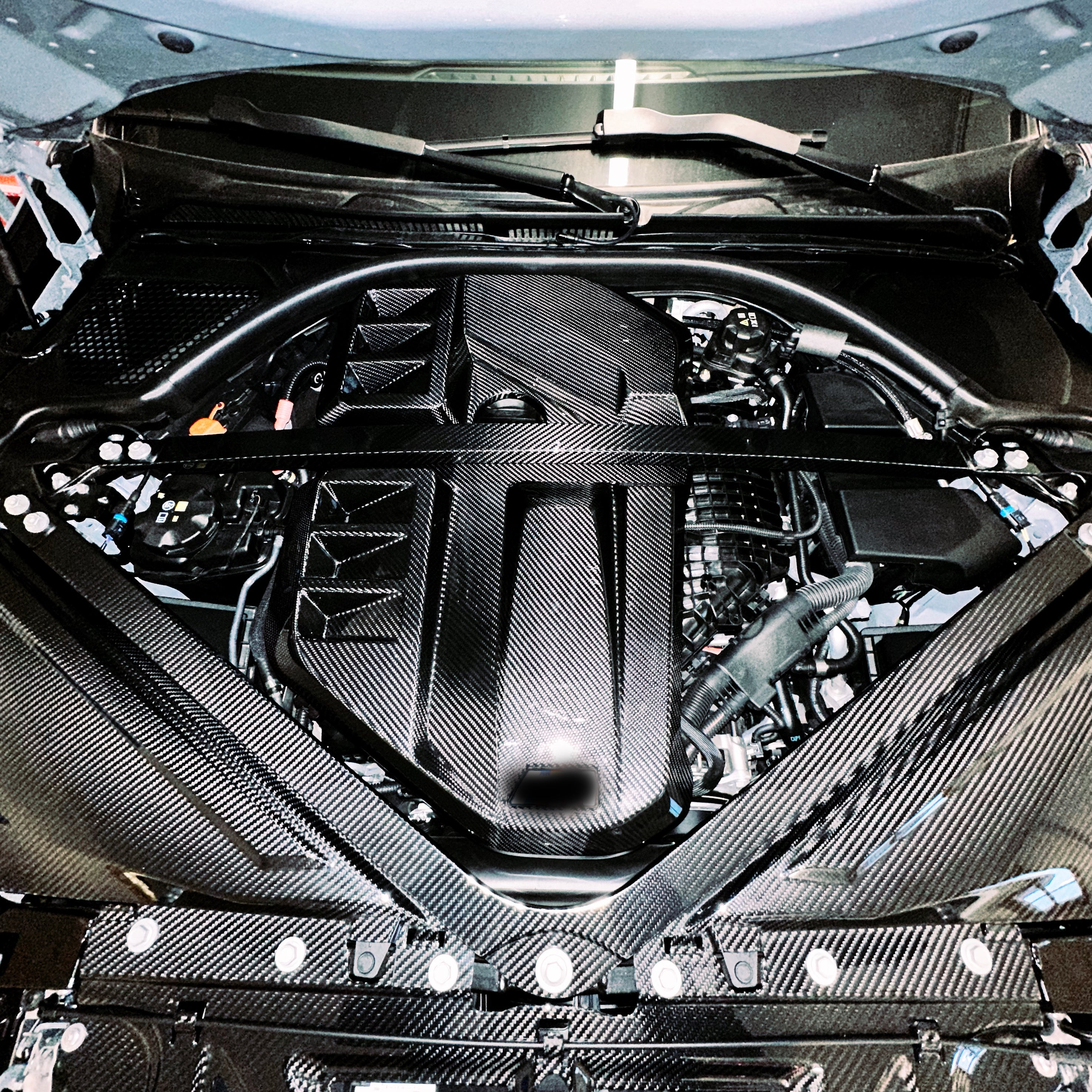 Dry-Carbon Domstrebenset V1 passend für BMW M2 G87 / M3 G80 / G81 / M4 G82 / G83 – Strukturelle Versteifung