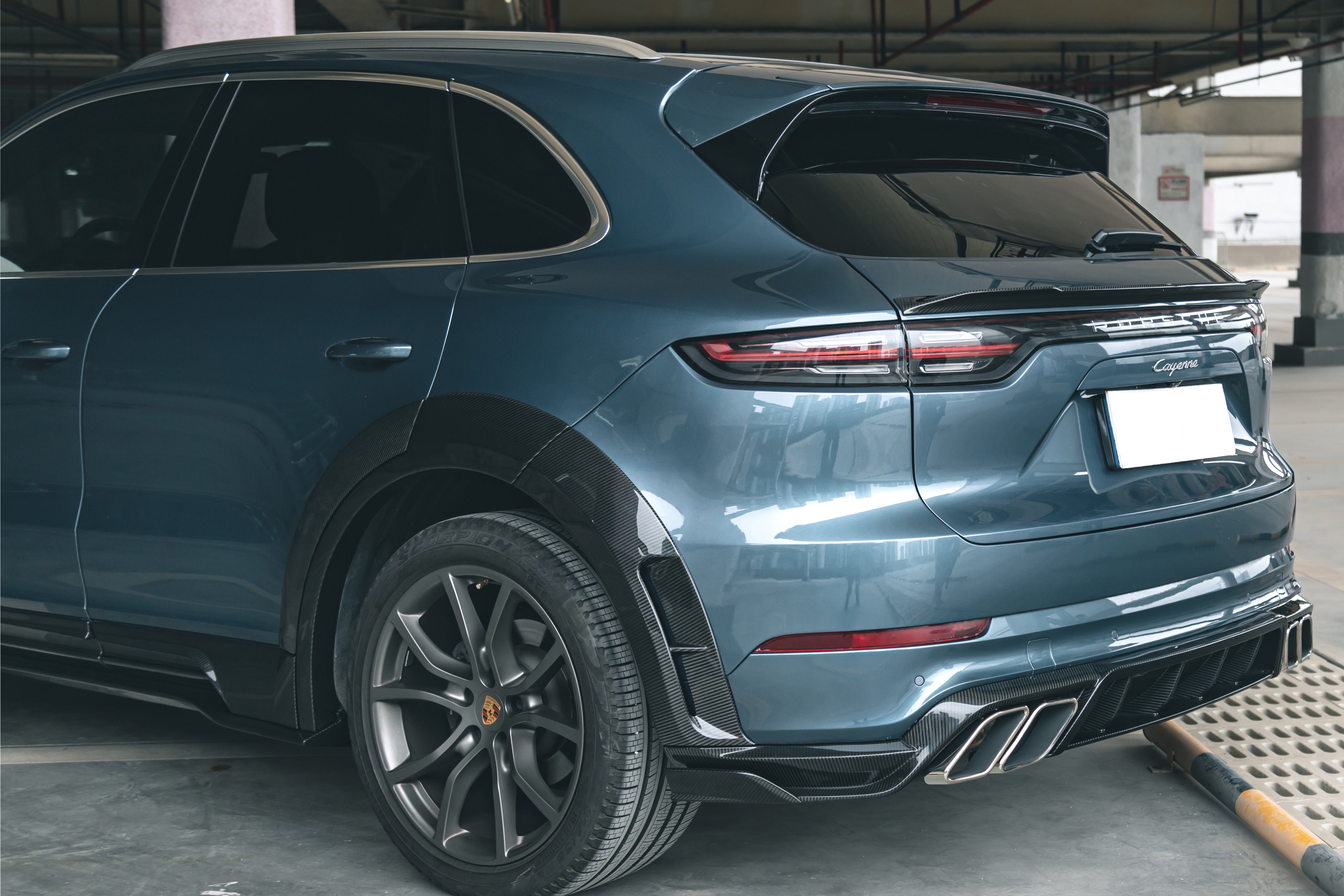 Dry-Carbon Heckspoiler passend für Porsche Cayenne SUV (9YA .1 & .2) – echter Carbon-Abschluss