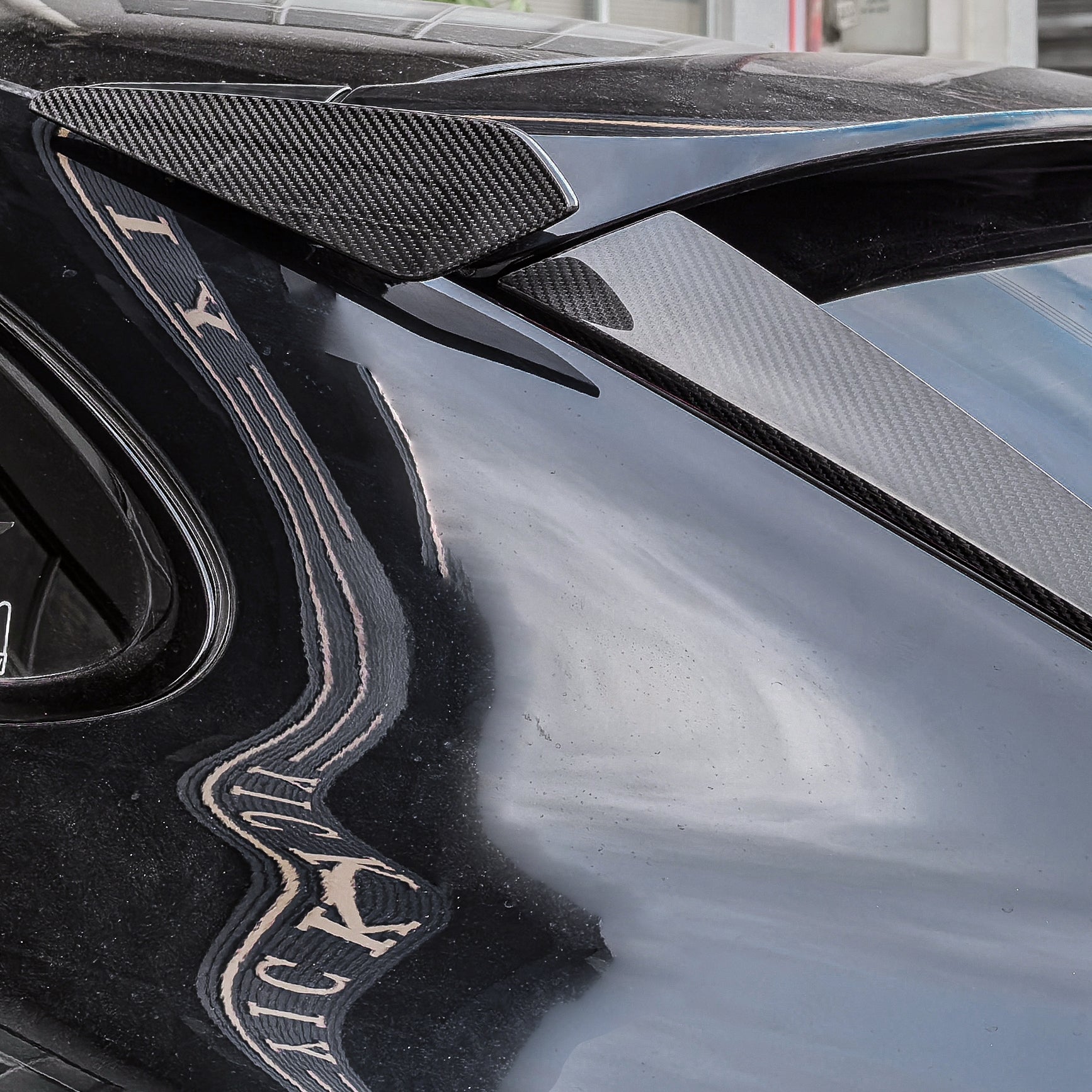 Dry-Carbon Dachspoiler-Ansatz passend für Porsche Cayenne Coupé – Dachlinie mit Kante