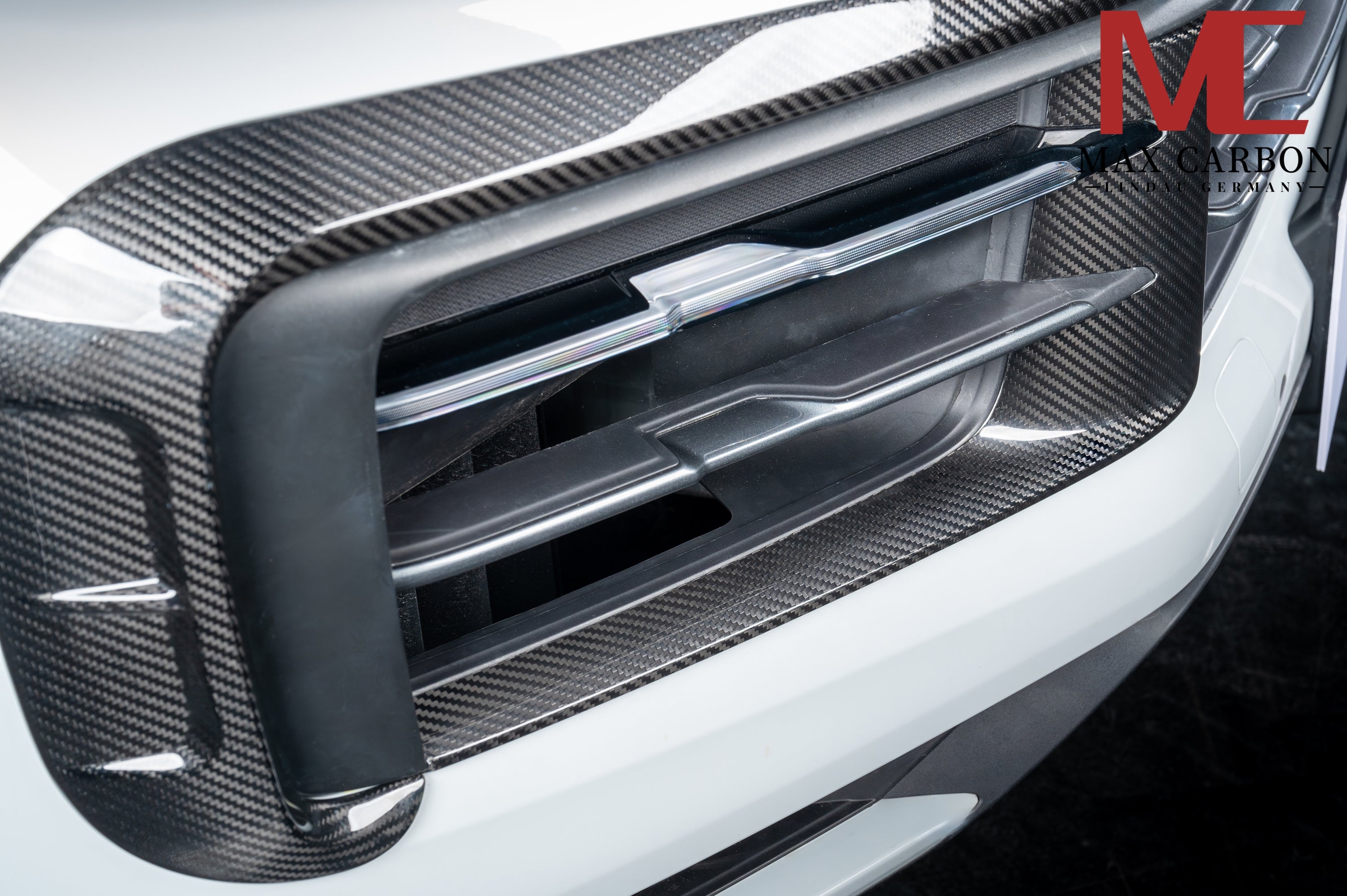 Dry-Carbon Lufteinlass-Blenden passend für Porsche Cayenne 9YA.2 Facelift – Carbon in der Serien-Frontschürze