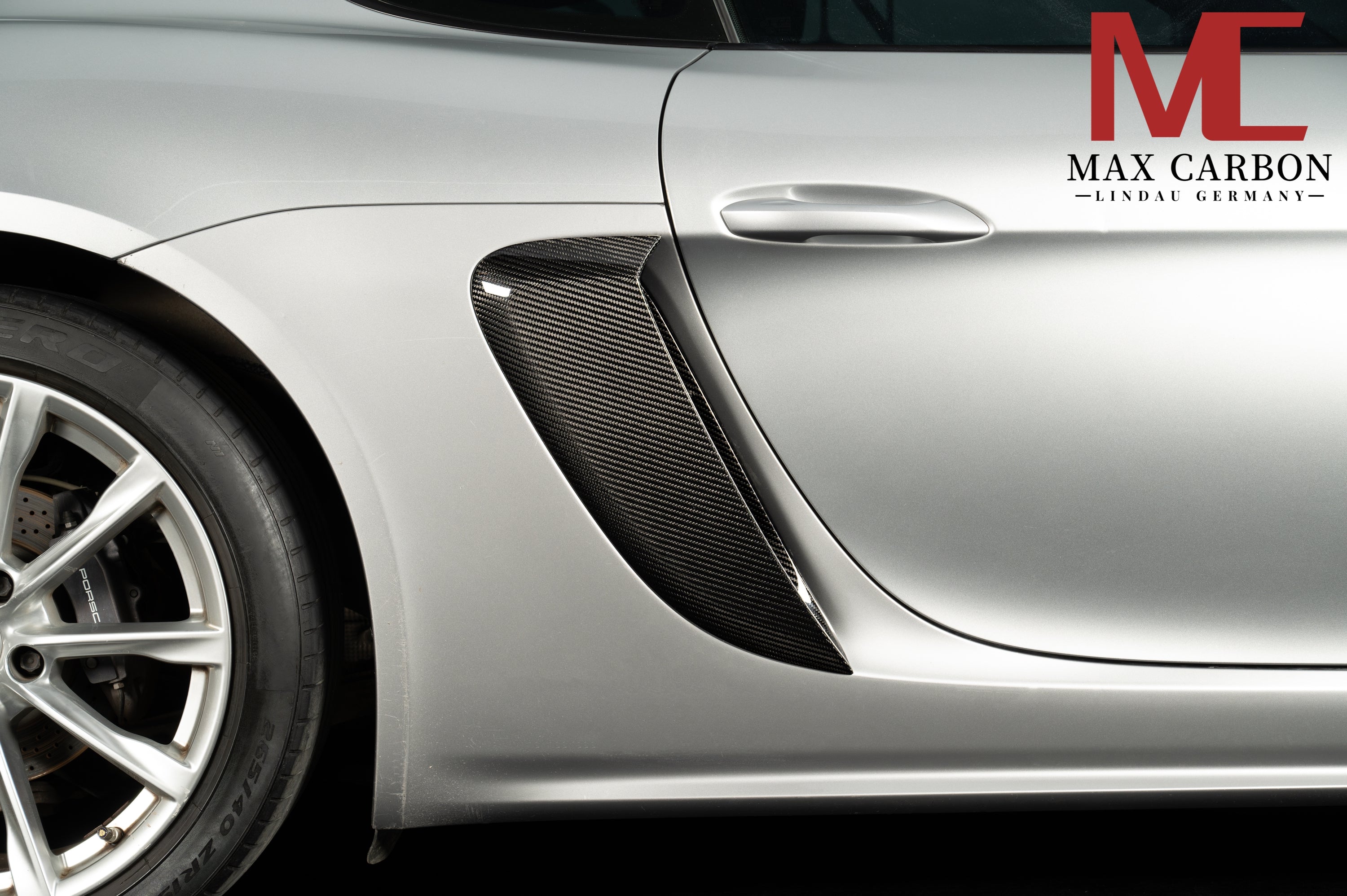 Dry-Carbon Kotflügelaufsatz mit Luftauslass passend für Porsche Cayman & Boxster 982 – Detail mit Wirkung