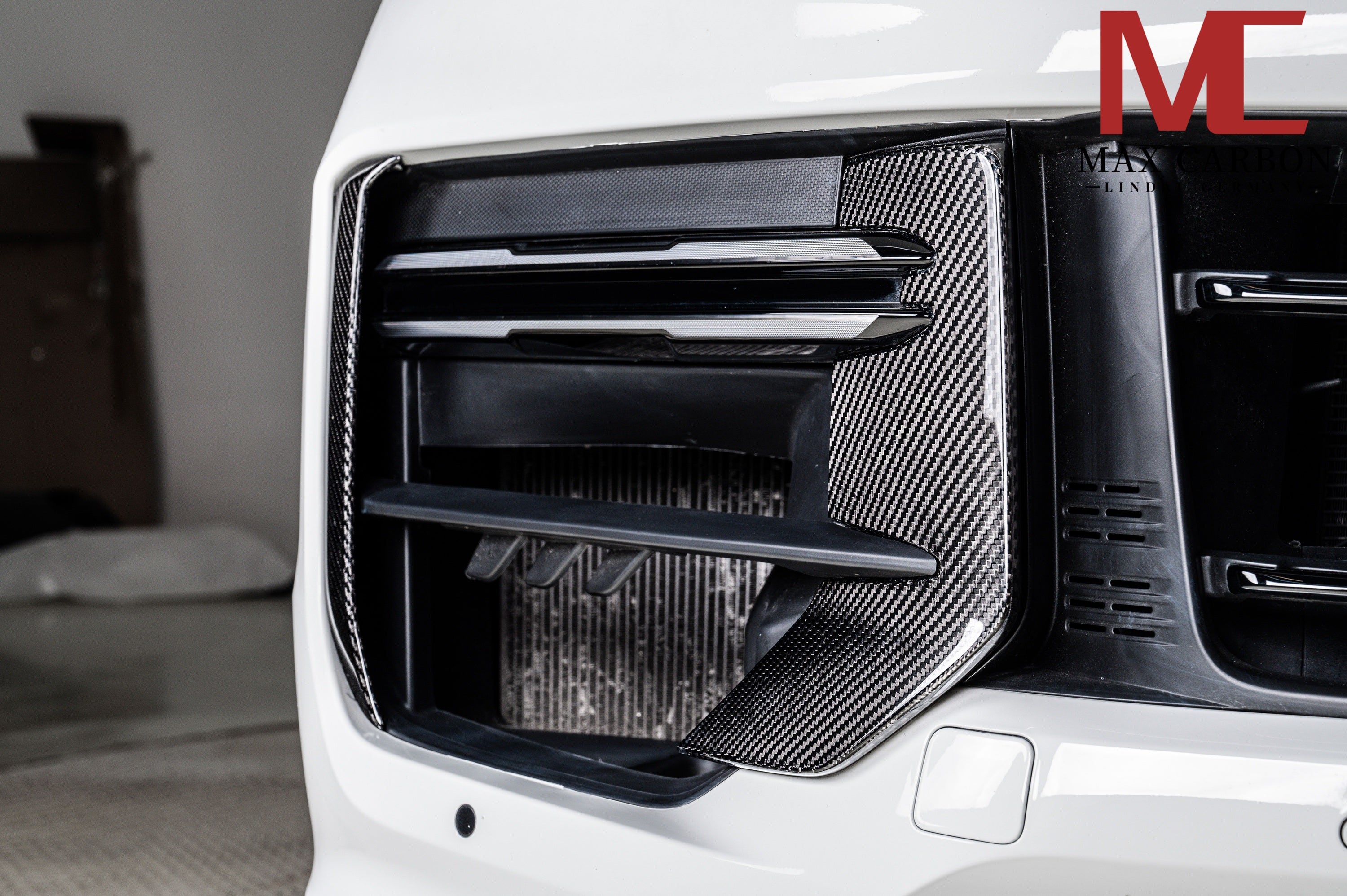 Dry-Carbon Lufteinlass-Blenden seitlich passend für Porsche Cayenne Turbo/Turbo S/Turbo GT 9YA.2 – Carbon an den Seiten-Einlässen
