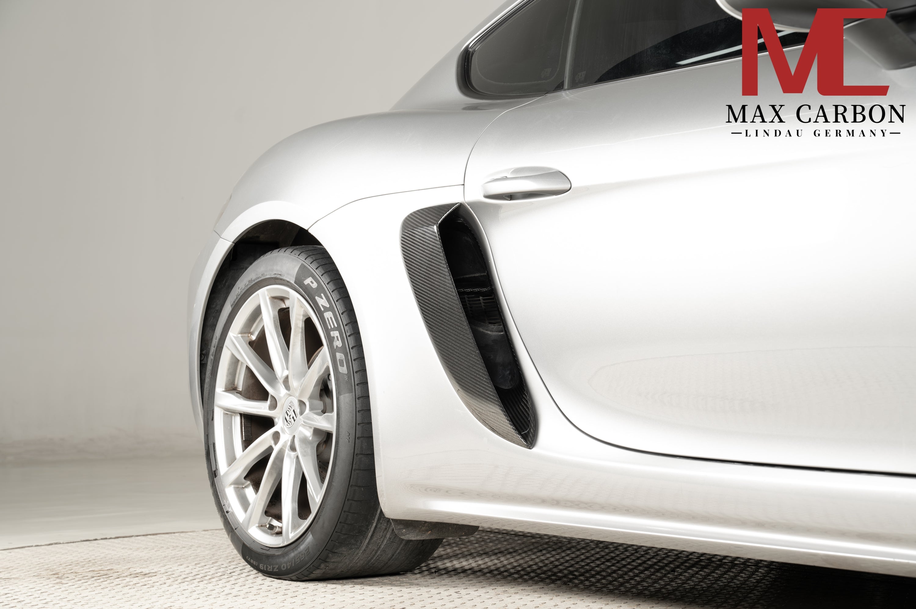 Dry-Carbon Kotflügelaufsatz mit Luftauslass passend für Porsche Cayman & Boxster 982 – Detail mit Wirkung