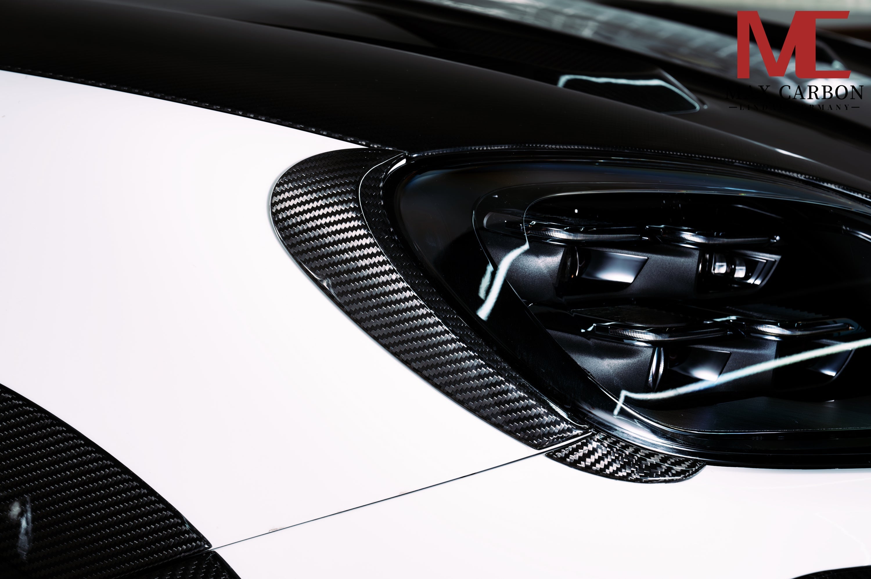 Dry-Carbon Frontscheinwerfer-Ansatz passend für Porsche Cayenne SUV & Coupé 9YA/9YB – Carbon an der Front