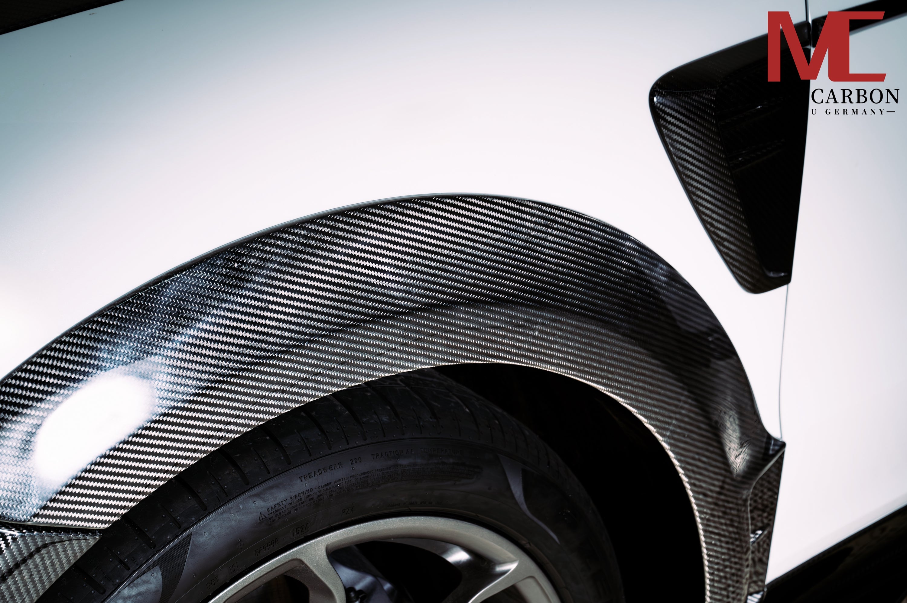 Dry-Carbon Kotflügel-Verbreiterungen passend für Porsche Cayenne 9YA/9YB – Breite mit Präsenz