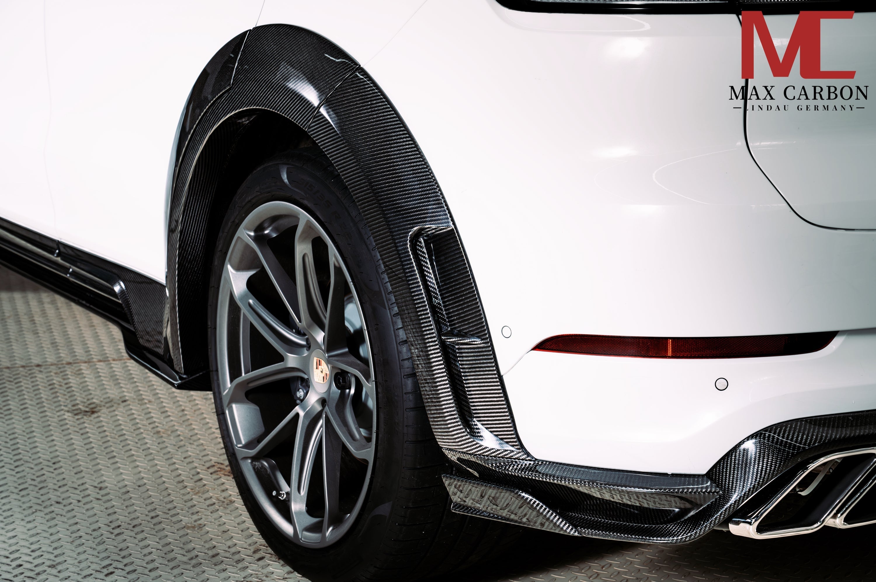 Dry-Carbon Heckdiffusor passend für Porsche Cayenne SUV 9YA & 9YA.2 – Motorsport-Heck, ca. 1,2 kg