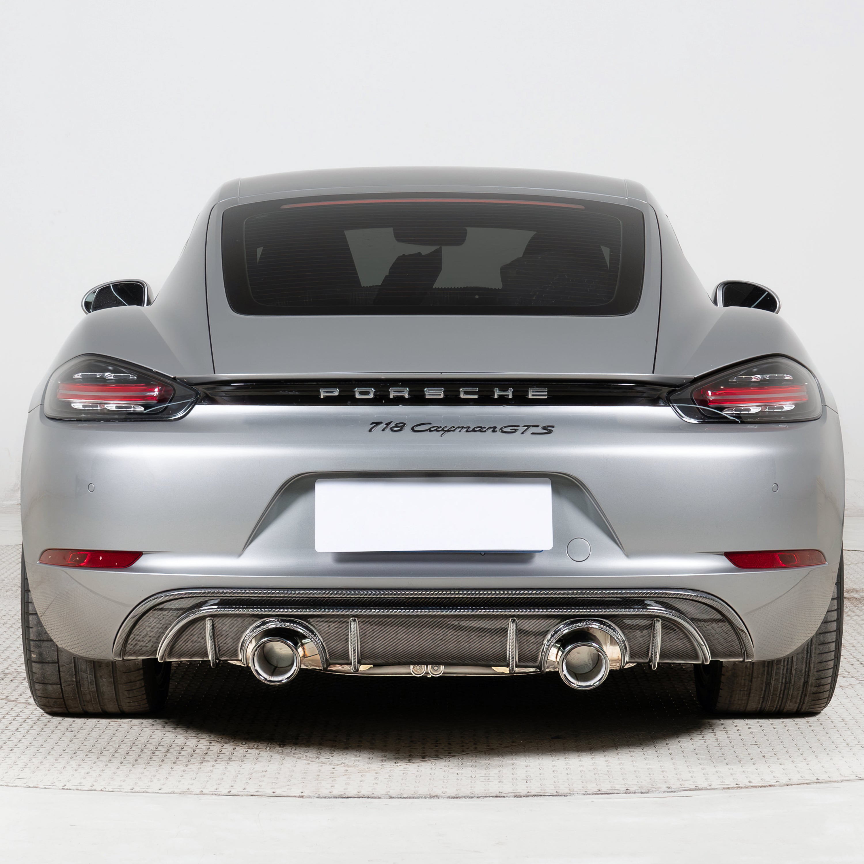 Dry-Carbon Heckdiffusor GT-Style mit Endrohrblenden passend für Porsche Cayman & Boxster 982 – Heck-Optik