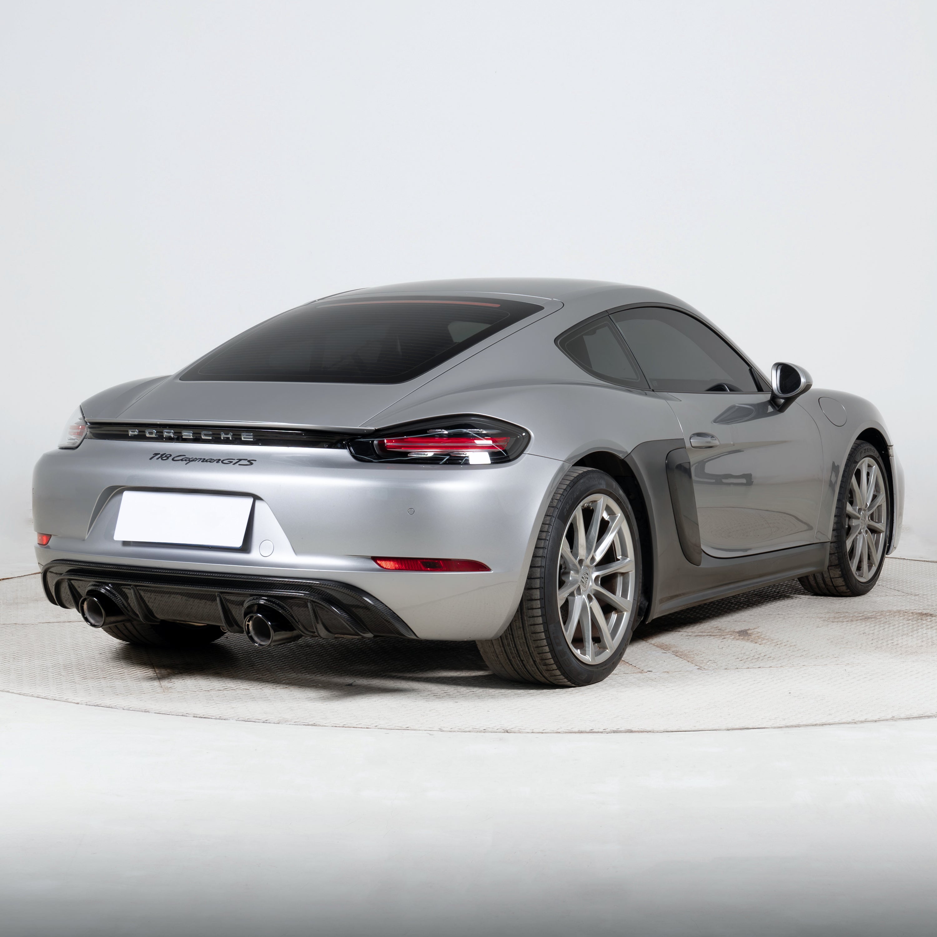 Dry-Carbon Heckdiffusor GT-Style mit Endrohrblenden passend für Porsche Cayman & Boxster 982 – Heck-Optik