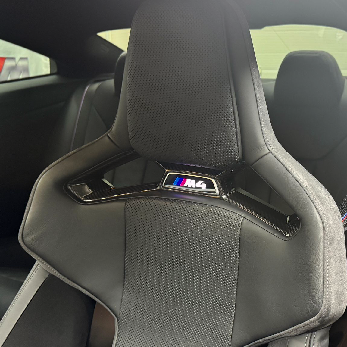 Dry-Carbon Sitzmittel-Cover passend für BMW M2 G87 / M3 G80 G81 / M4 G82 G83 – Carbon-Innenraum