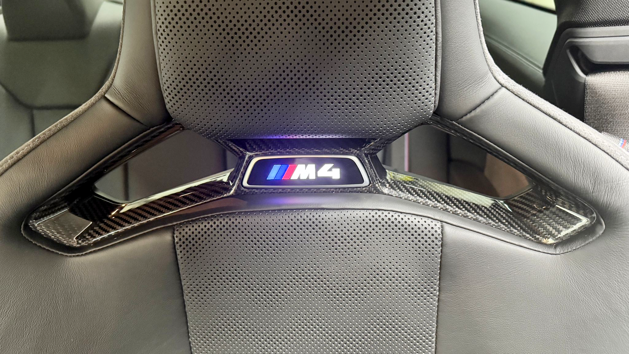 Dry-Carbon Sitzmittel-Cover passend für BMW M2 G87 / M3 G80 G81 / M4 G82 G83 – Carbon-Innenraum