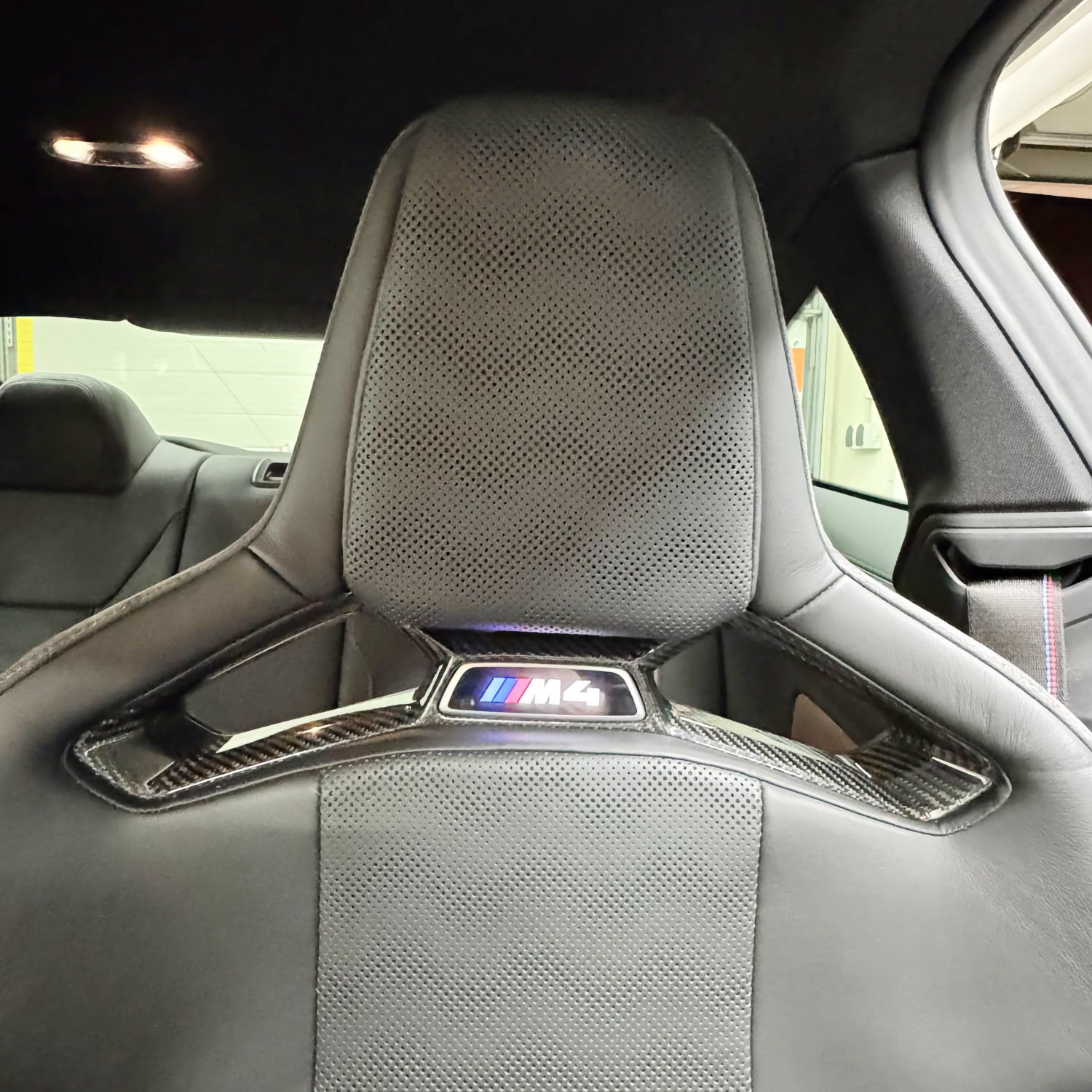 Dry-Carbon Sitzmittel-Cover passend für BMW M2 G87 / M3 G80 G81 / M4 G82 G83 – Carbon-Innenraum