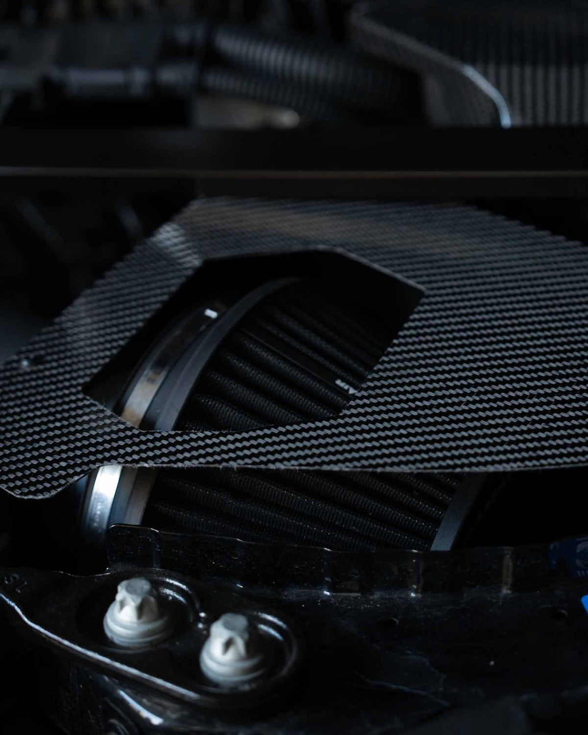 Sportluftfilter unter Carbon-Abdeckung