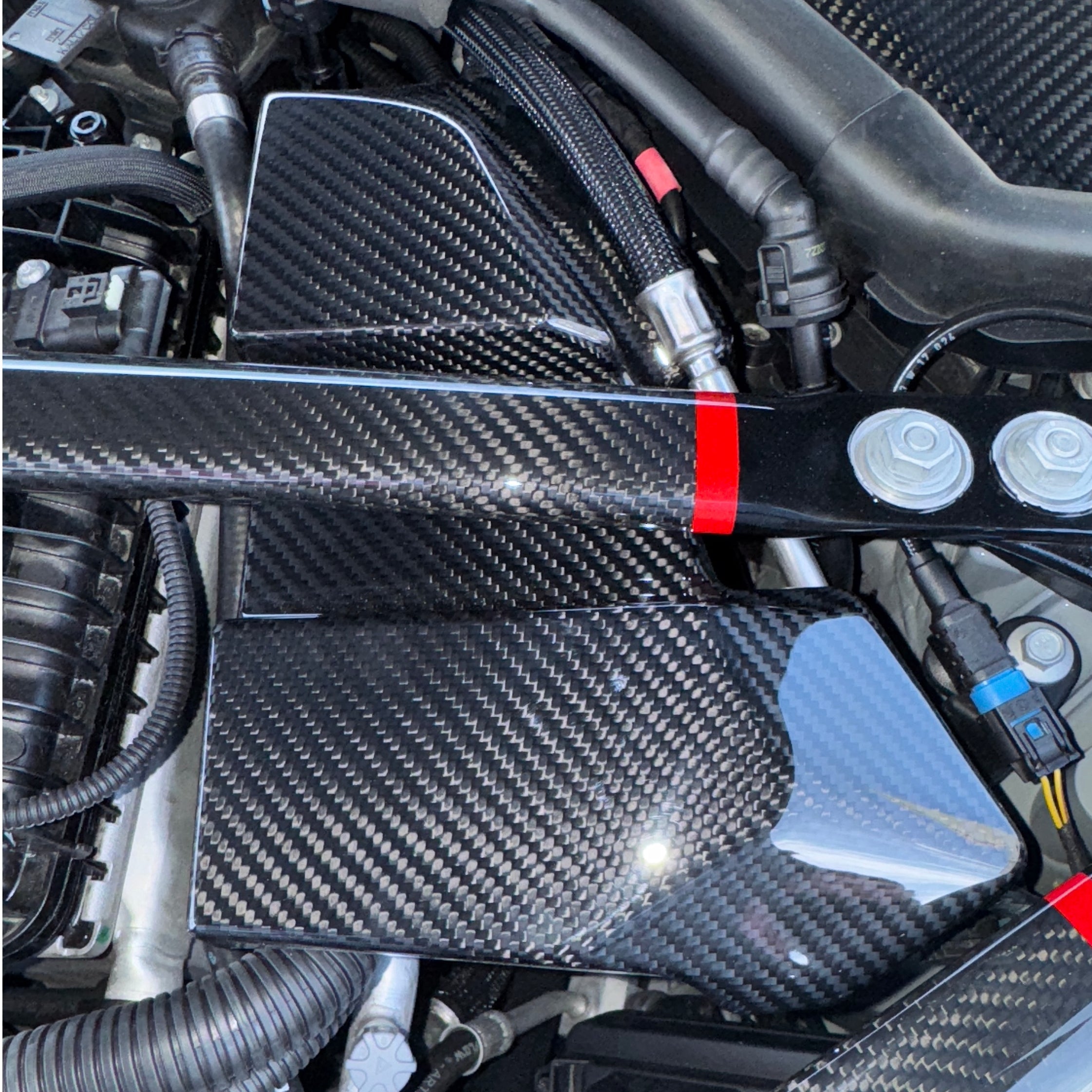 Dry Carbon Batterie Cover passend für BMW M2 G87 / M3 G80 G81 / M4 G82 G83 - Getsdowned