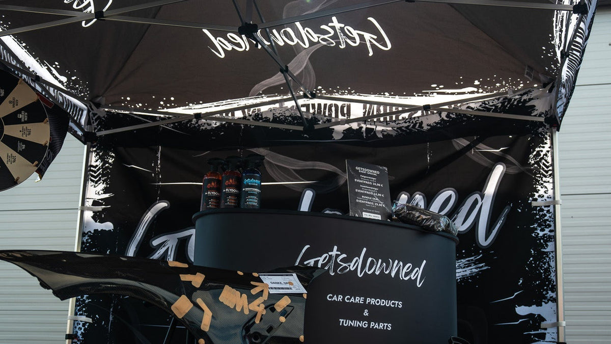 Getsdowned-Stand mit schwarzem Zelt und Theke bei den PZ Days 2026 am Spreewaldring