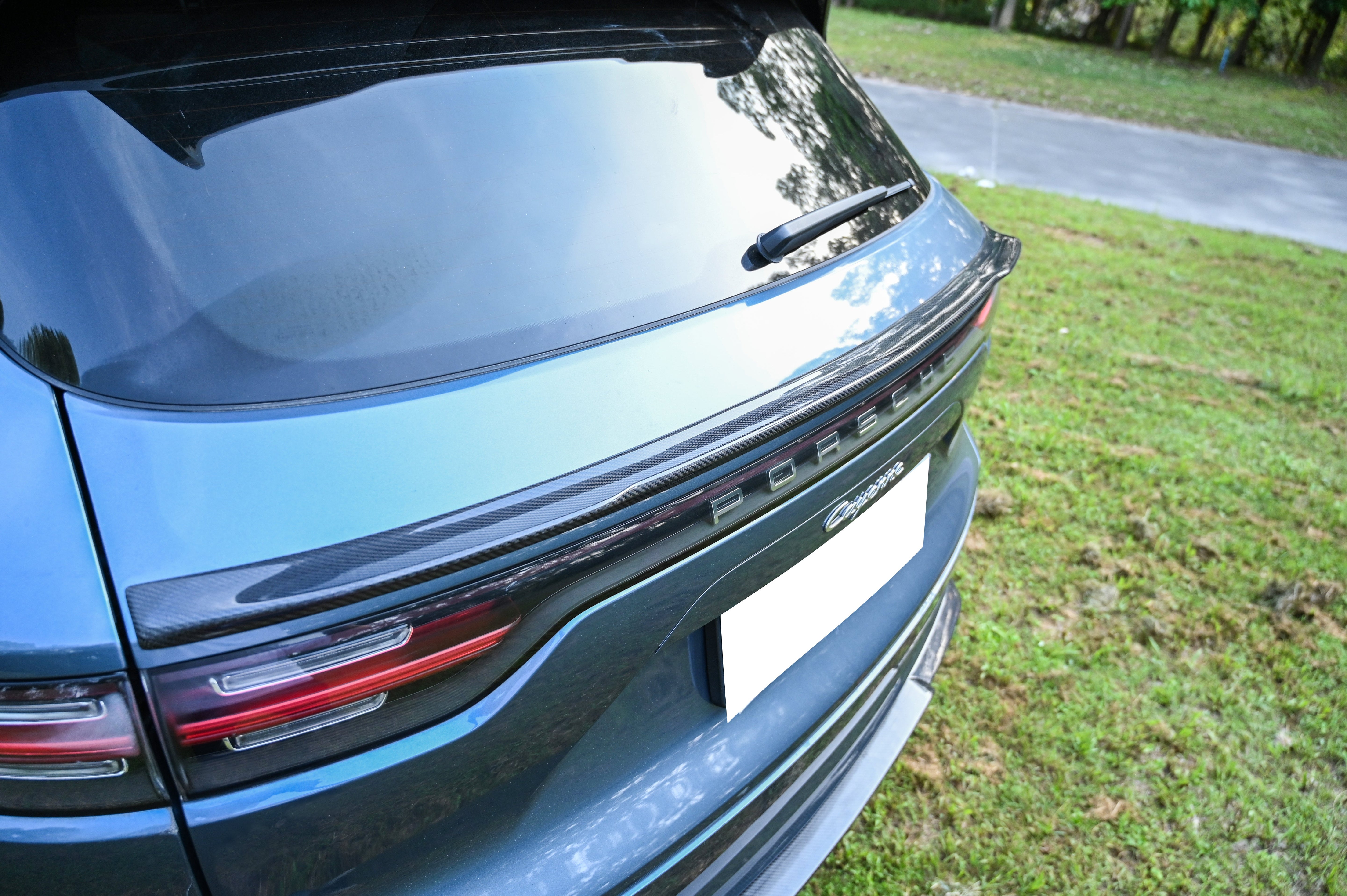 Dry-Carbon Heckspoiler passend für Porsche Cayenne SUV (9YA .1 & .2) – echter Carbon-Abschluss
