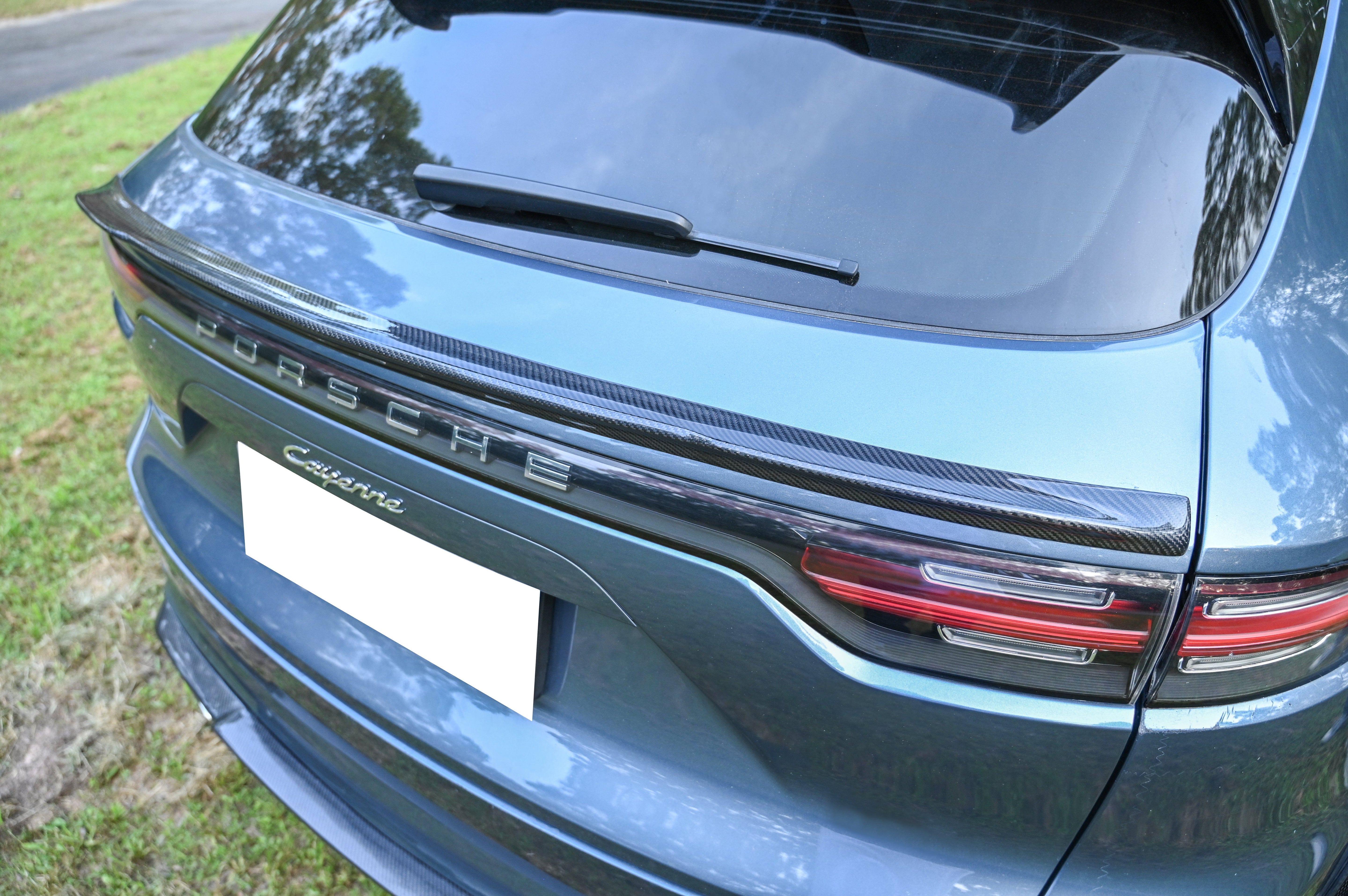 Dry-Carbon Heckspoiler passend für Porsche Cayenne SUV (9YA .1 & .2) – echter Carbon-Abschluss