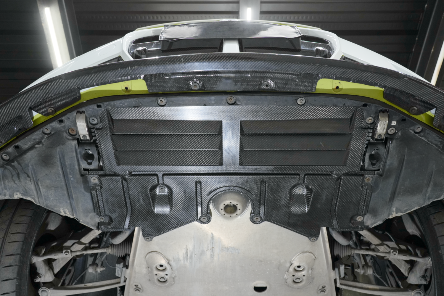 Dry-Carbon Unterbodenschutz mit Aerodynamik-Design passend für BMW M2 G87, M3 G80/G81, M4 G82/G83 – Leichtbau-Diffusorboden