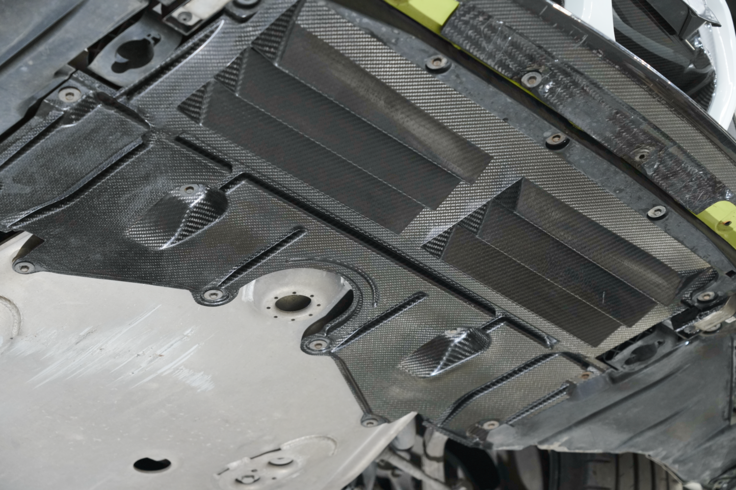 Dry-Carbon Unterbodenschutz mit Aerodynamik-Design passend für BMW M2 G87, M3 G80/G81, M4 G82/G83 – Leichtbau-Diffusorboden