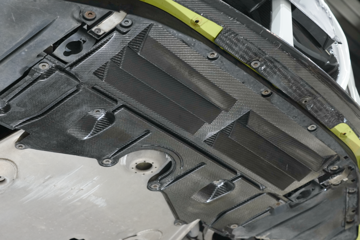Dry-Carbon Unterbodenschutz mit Aerodynamik-Design passend für BMW M2 G87, M3 G80/G81, M4 G82/G83 – Leichtbau-Diffusorboden