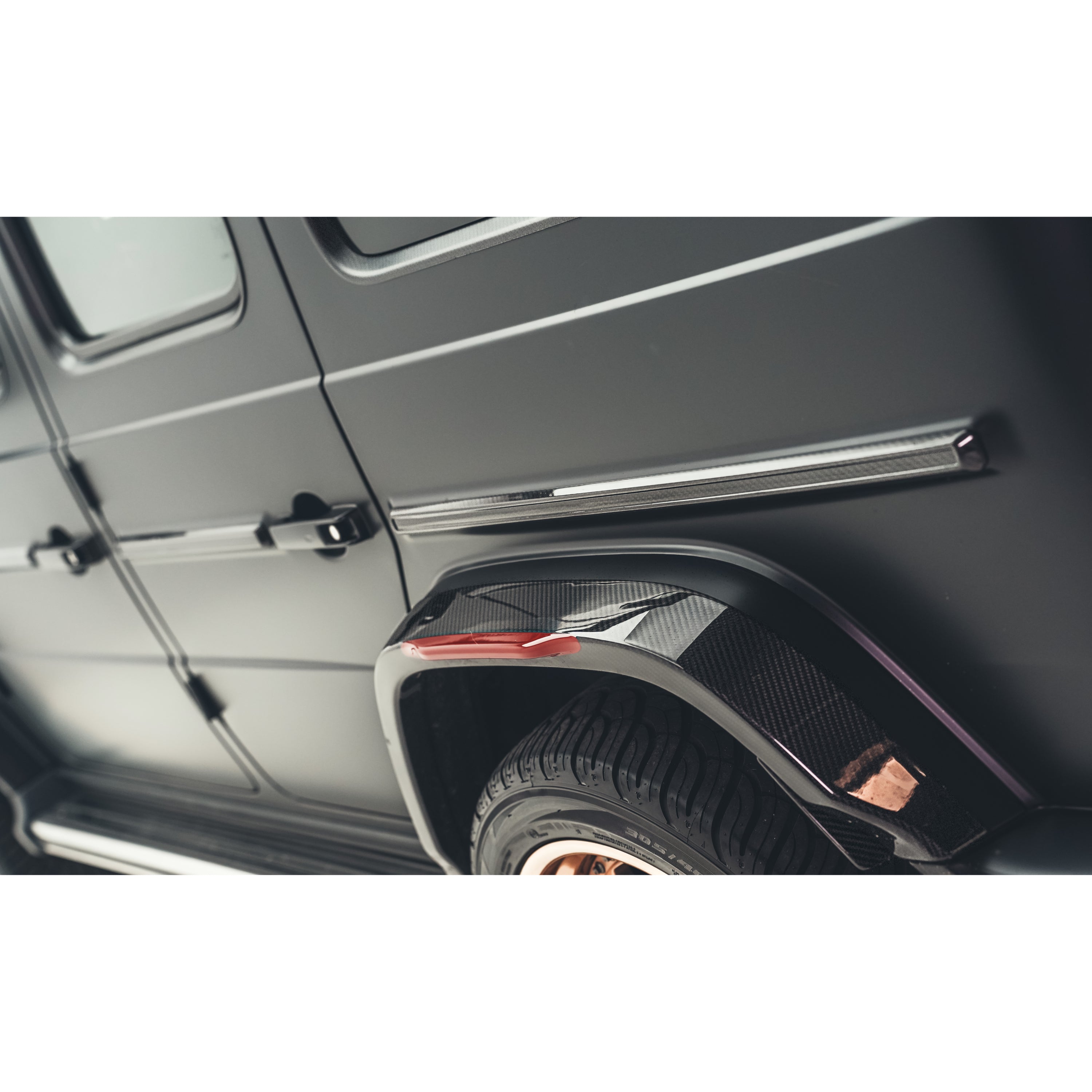 Dry-Carbon Tür-Cover passend für Mercedes-Benz G-Klasse W465 – Seitliche Carbon-Akzente