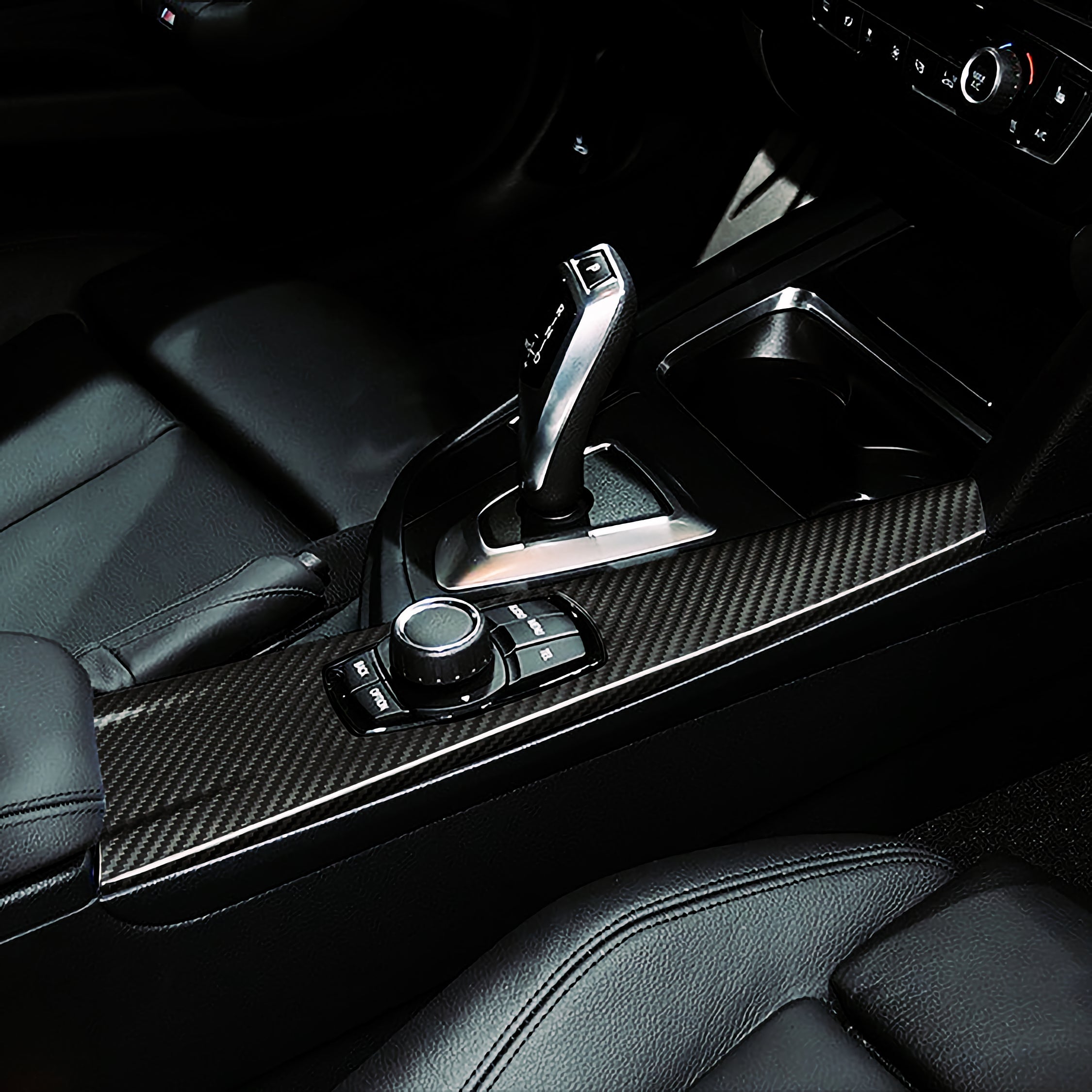 Carbon Mittelkonsolen-Cover passend für BMW 3er/4er F3x & M3 F80/M4 F82 – Cockpit in Sichtcarbon