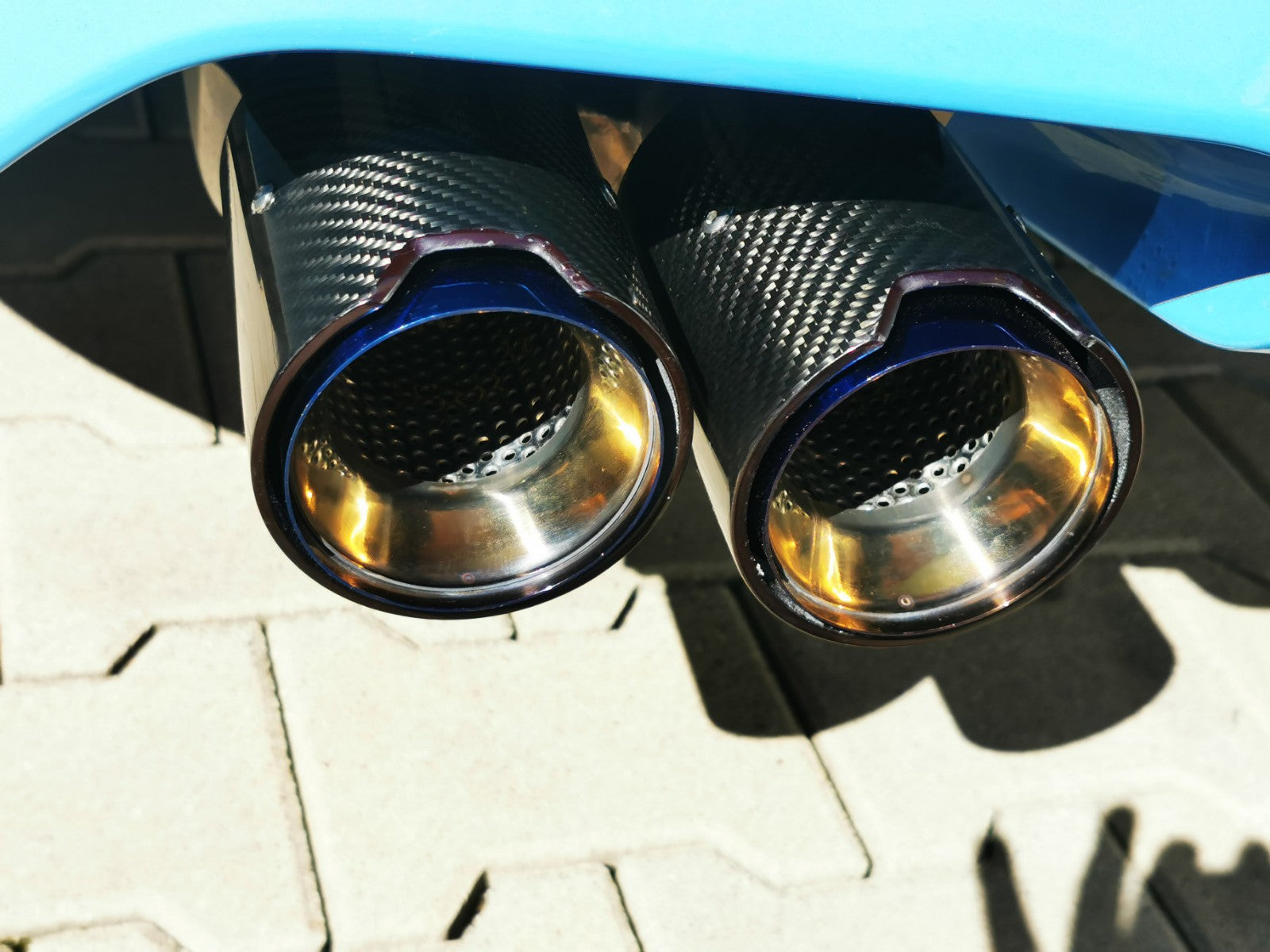 Dry-Carbon Endrohrblenden Blau passend für BMW M2 F87 / M3 F80 / M4 F82 F83 – Heck-Styling