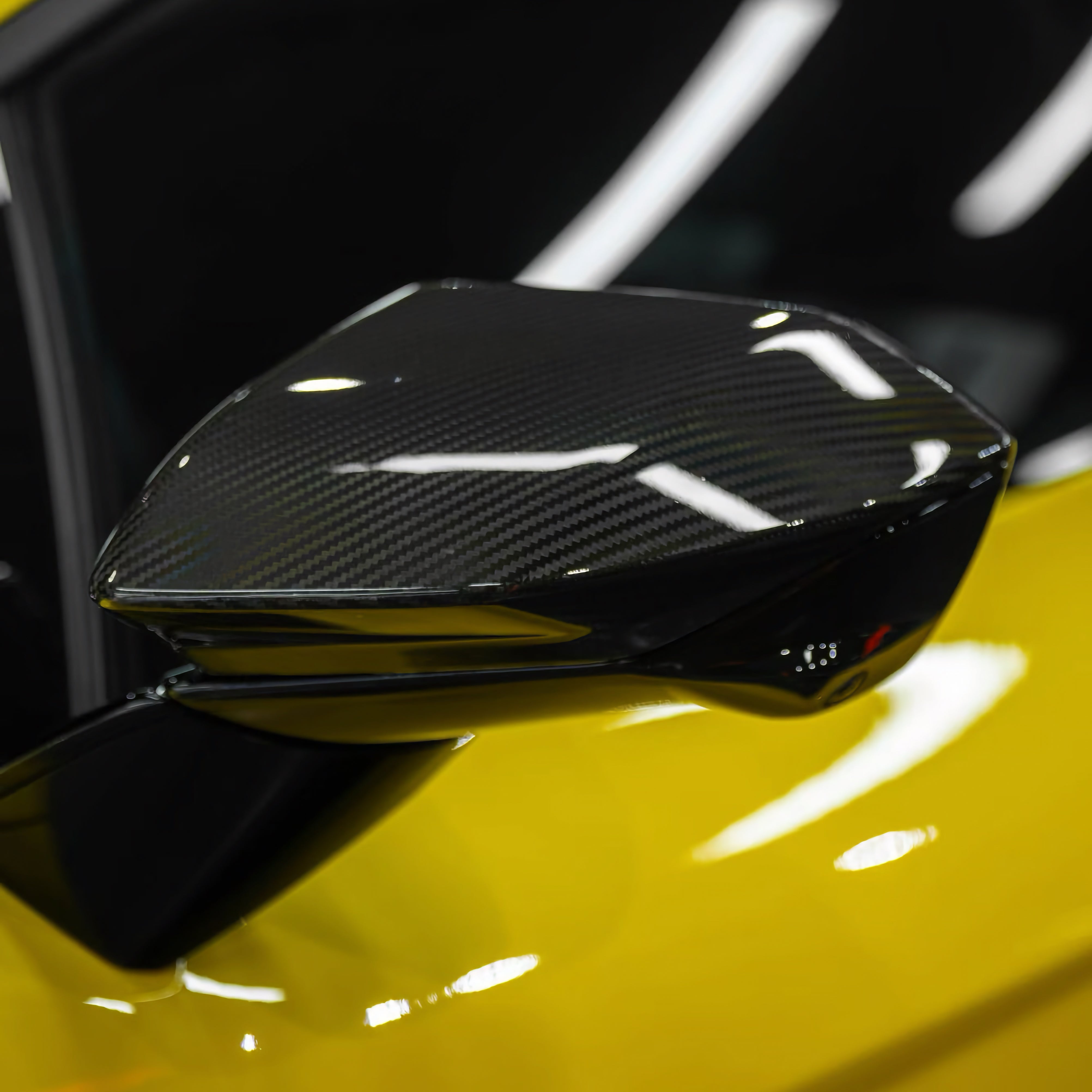 Dry-Carbon Spiegelkappen passend für Lamborghini Revuelto – sichtbarer Leichtbau