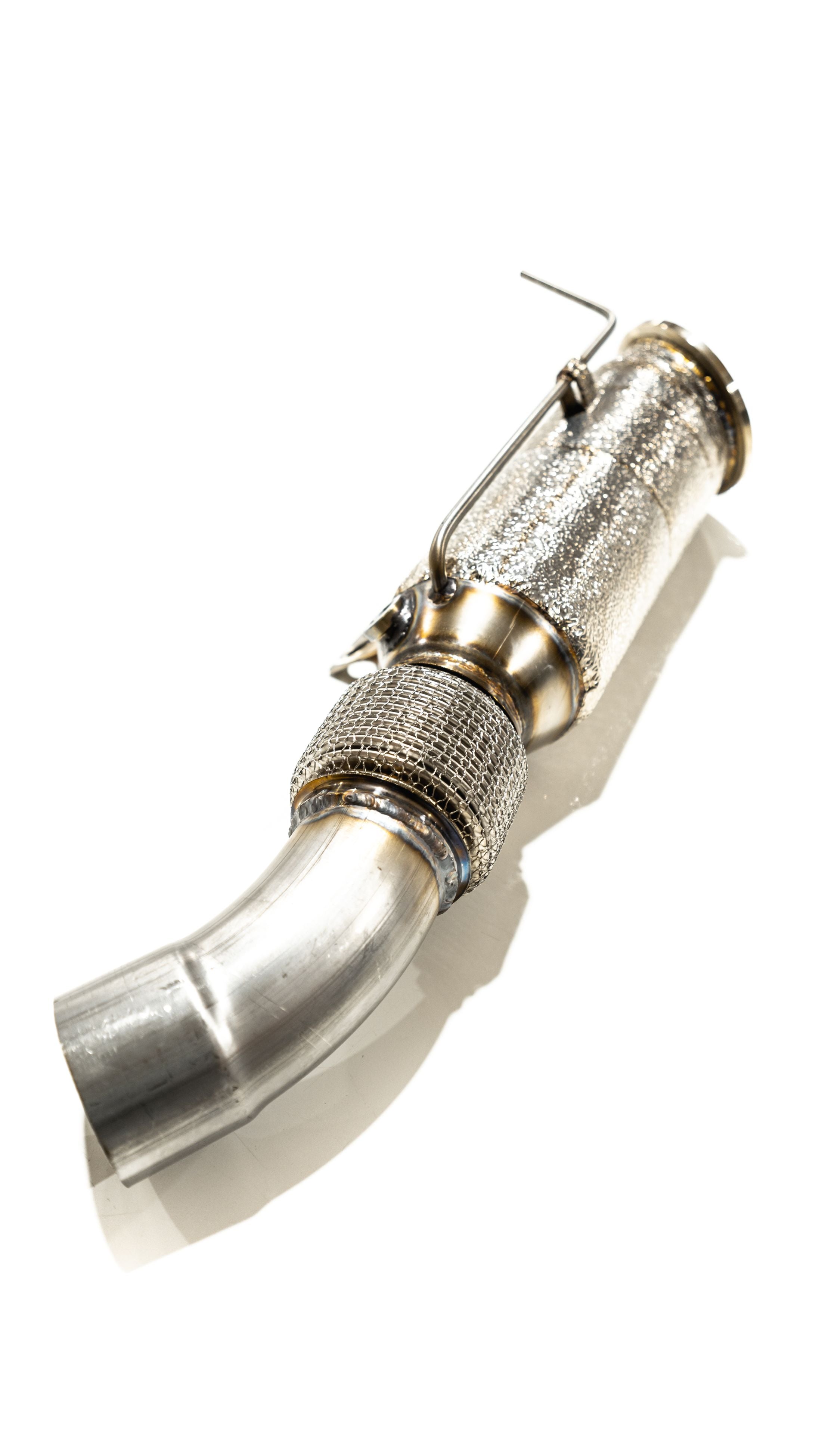 Aulitzky Abgaskrümmer ECE Downpipe für BMW X3 X4 M40i G01 G02 B58 OPF bis 10/2019, zeigt den Edelstahl-Downpipe mit Anschluss.