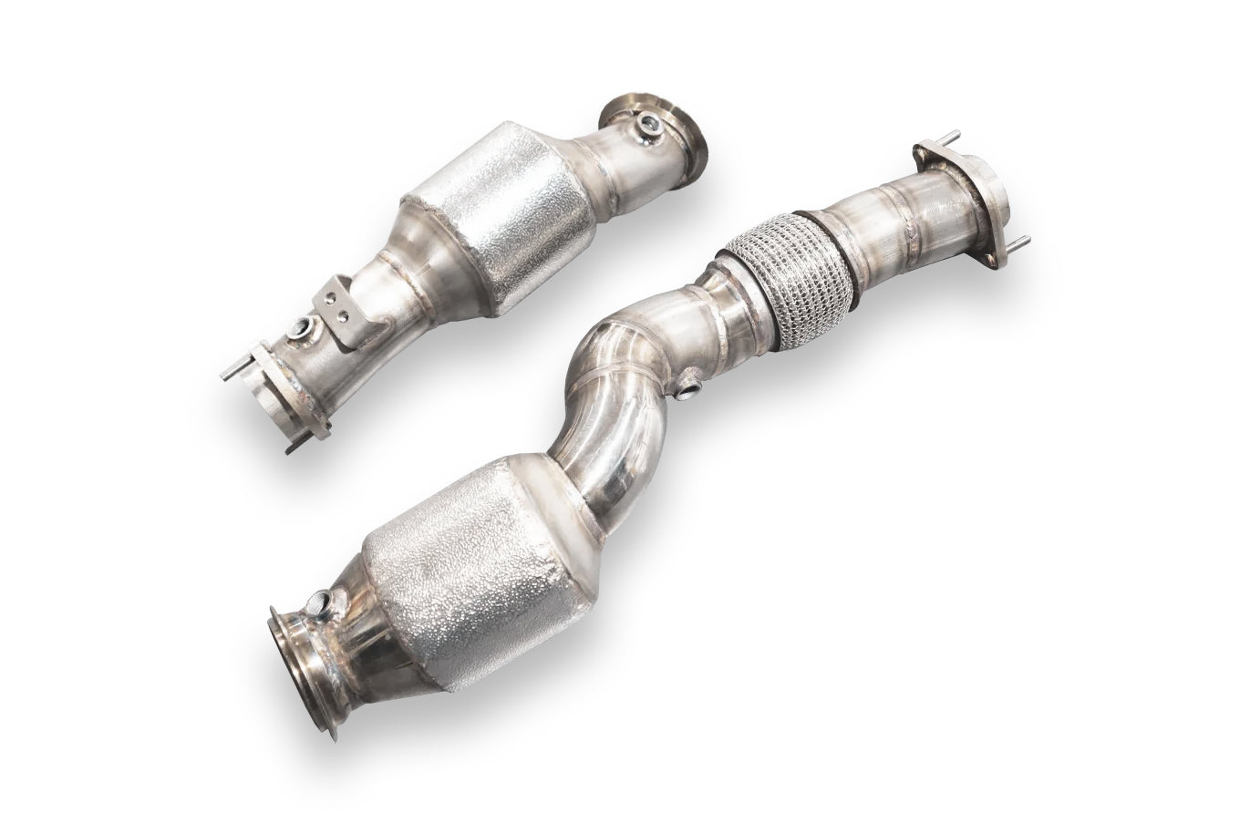 Aulitzky Sport-Downpipe für BMW M2 M3 M4 G8x G87 mit ECE-Zulassung und Sportkat, zeigt den Edelstahl-Downpipe mit Anschlüssen.