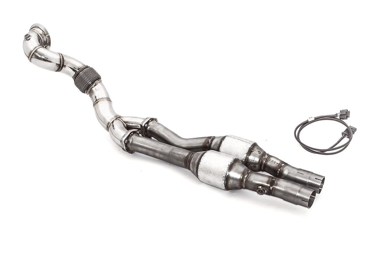 Aulitzky Downpipe für Audi RS3 8V, 367PS, mit Teilegutachten, zeigt die Edelstahl-Auspuffkomponente mit Verbindungsteilen