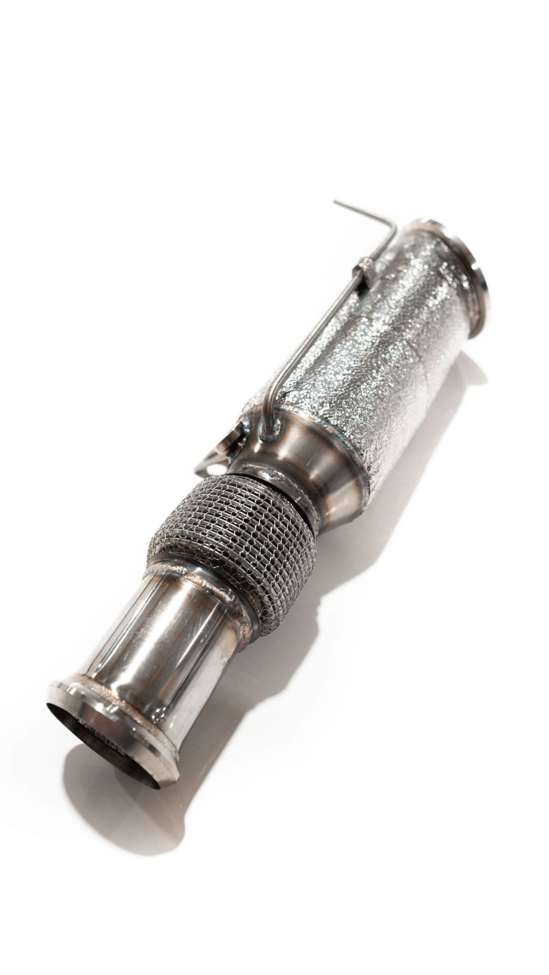 Aulitzky ECE Downpipe für Toyota Supra GR 3.0 A90 B58, Edelstahl, zeigt den hochwertigen Downpipe mit Verbindungsteilen.